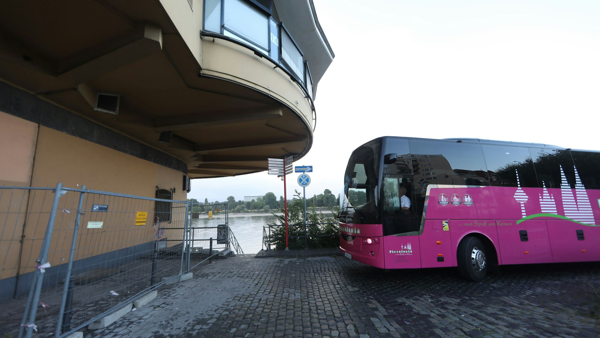 Markus Klein, Inhaber des Busunternehmens Piccolonia, beweist Anfang Juli am Rheinufer, wie man trotz Blumenbeets mit einem Reisebus problemlos zu den Kreuzfahrtschiffen kommt. Die Stadt behauptet das Gegenteil.