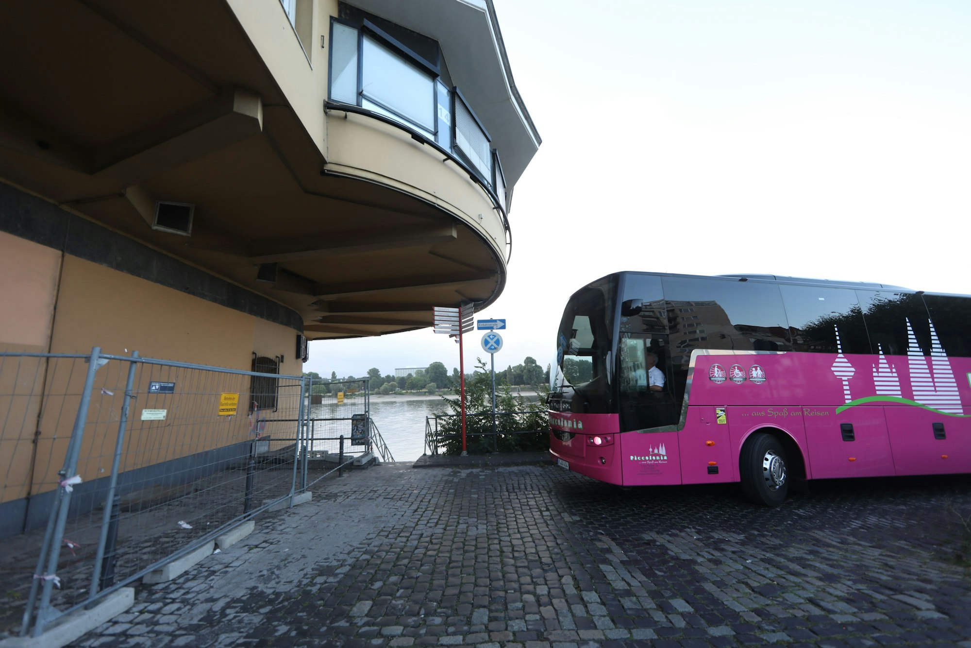 09.07.2025, Köln: Markus Klein, Inhaber des Busunternehmens Piccolonia, zeigt uns am Rheinufer, wie man mit einem Reisebus problemlos zu den Kreuzfahrtschiffen kommt. Die Stadt behauptet das Gegenteil. Foto: Arton Krasniqi