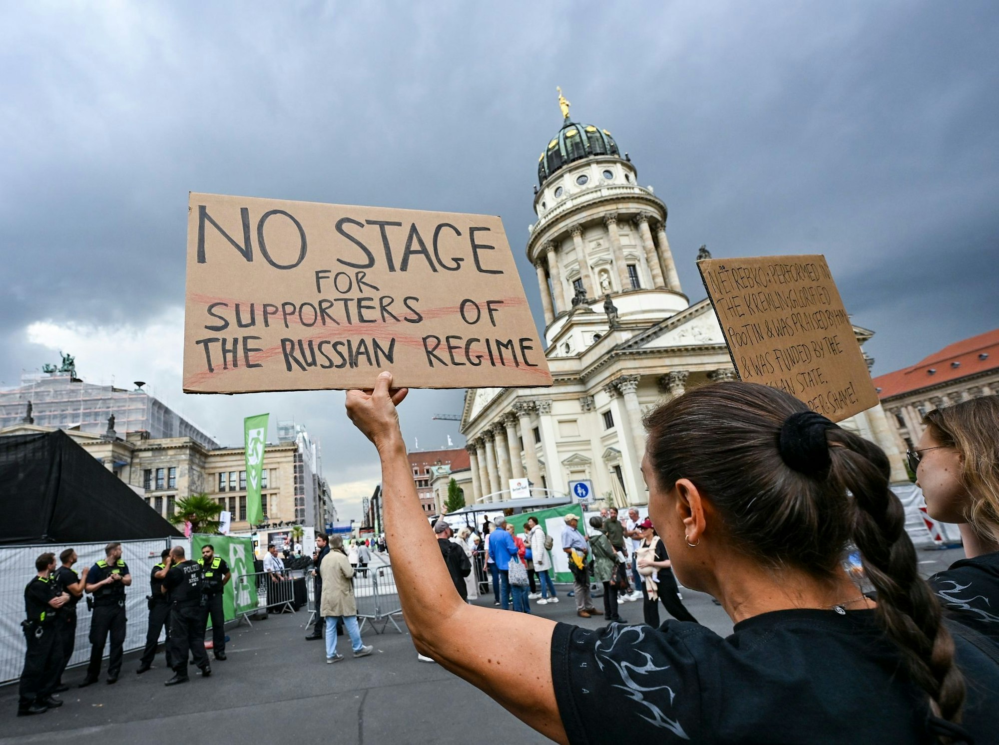 Demonstranten am Gendarmenmarkt protestierten gegen den Auftritt der Starsopranistin Anna Netrebko beim Musikfestival «Classic Open Air».