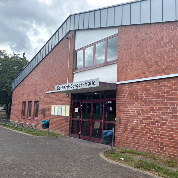 Auf dem Bild ist der Haupteingang einer Sporthalle zu sehen.