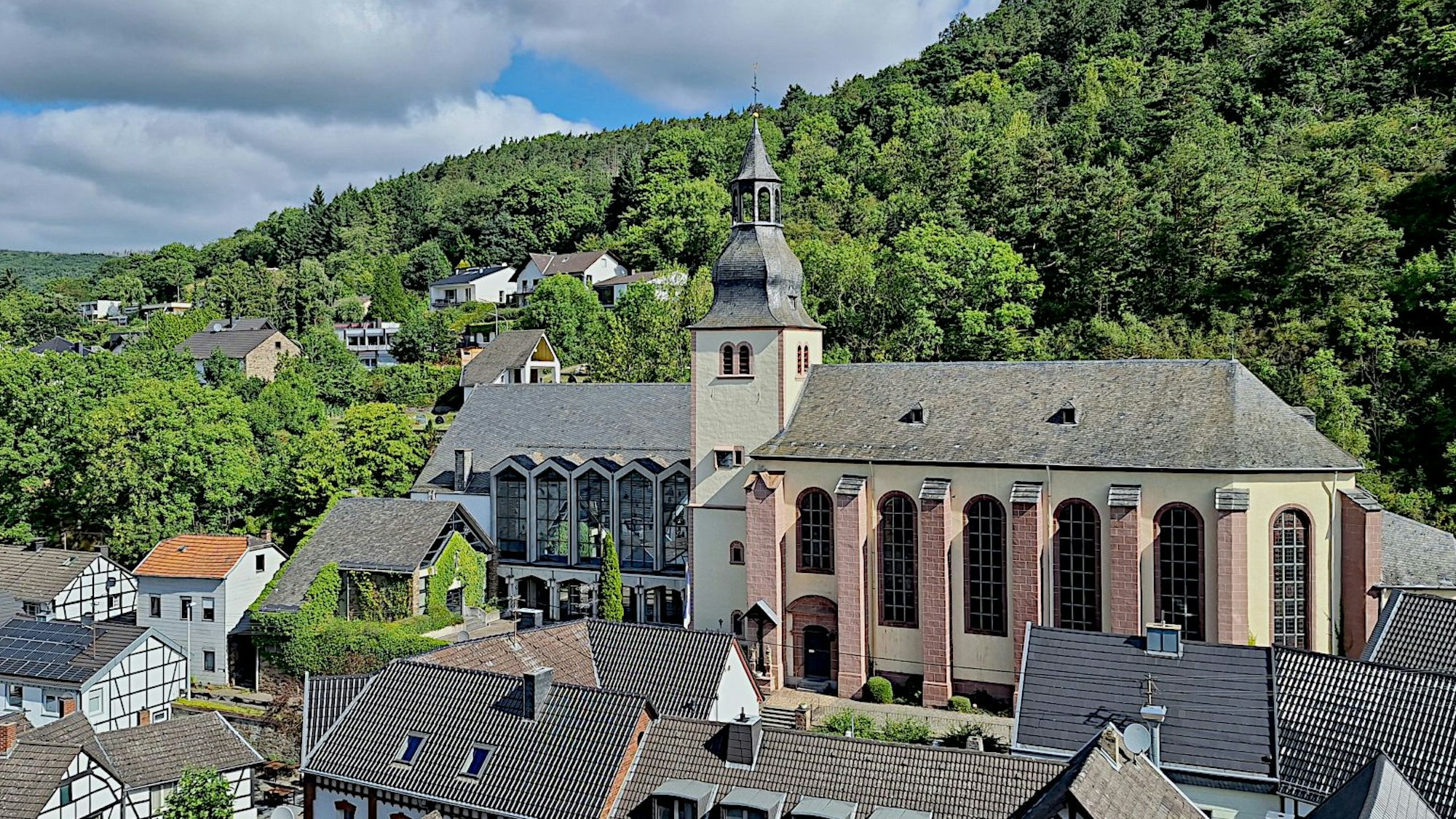 Das Bild zeigt die durch den Glockenturm verbundenen Kirchen von Heimbach.