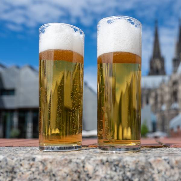 Kölsch im Glas vor Dom.