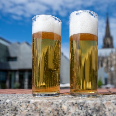 Kölsch im Glas vor Dom.