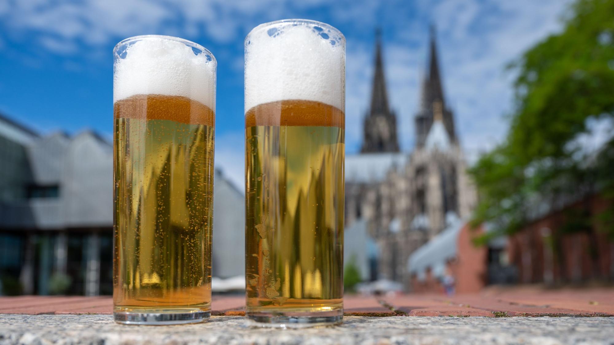 Kölsch im Glas vor Dom.