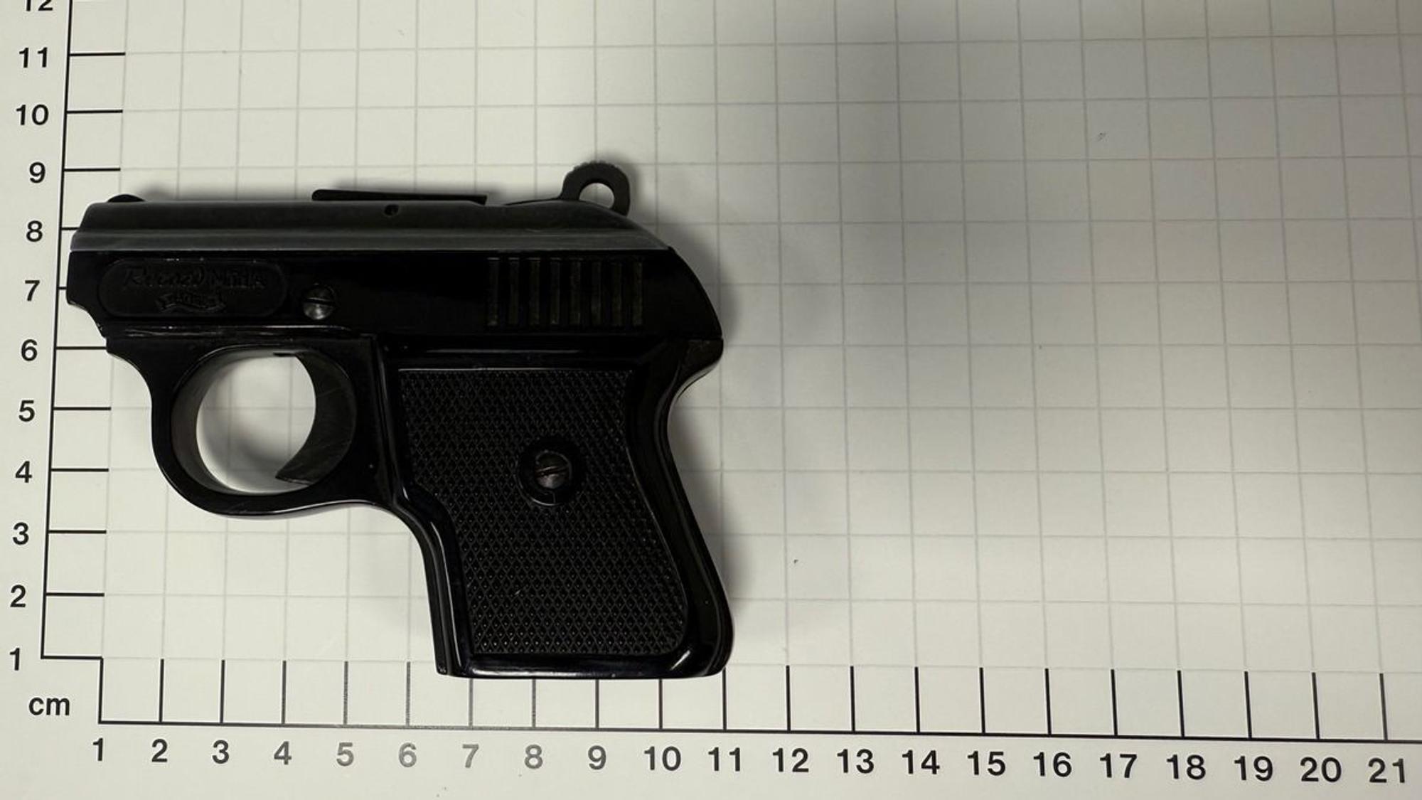 Diese Schreckschusspistole hat die Bundespolizei am 21. Juli 2025 am Flughafen Köln/Bonn sichergestellt.