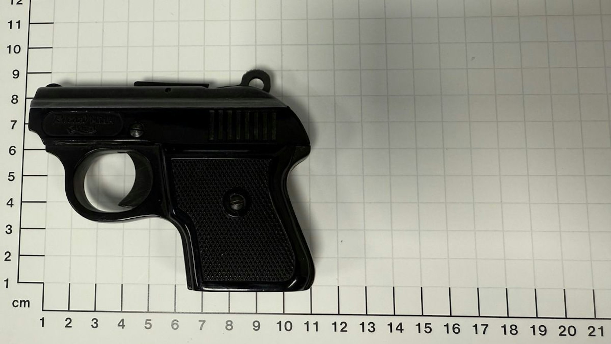 Diese Schreckschusspistole hat die Bundespolizei am 21. Juli 2025 am Flughafen Köln/Bonn sichergestellt.