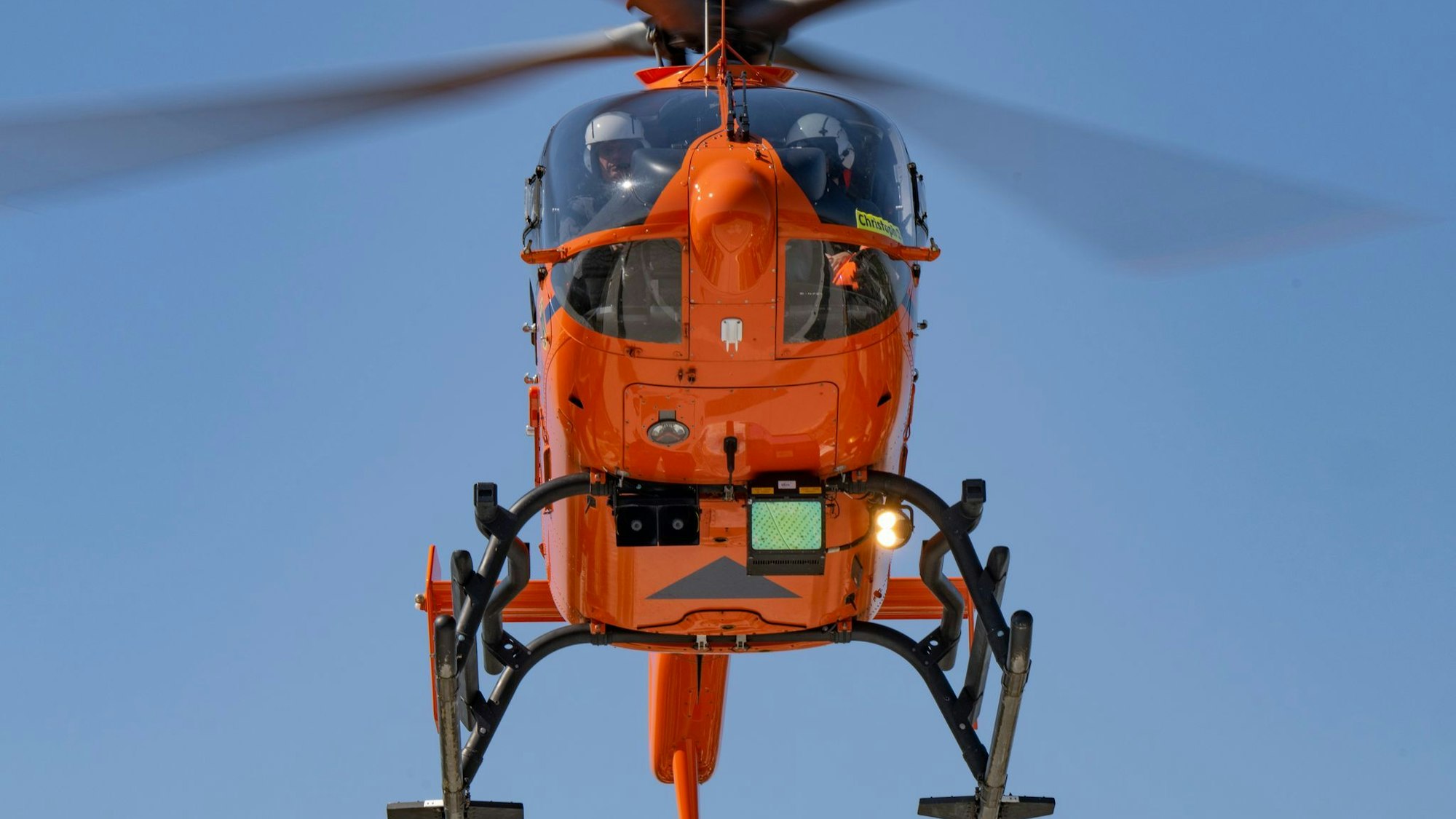 Mit einem Rettungshubschrauber wurde der Arbeiter ins Krankenhaus geflogen. (Symbolbild)