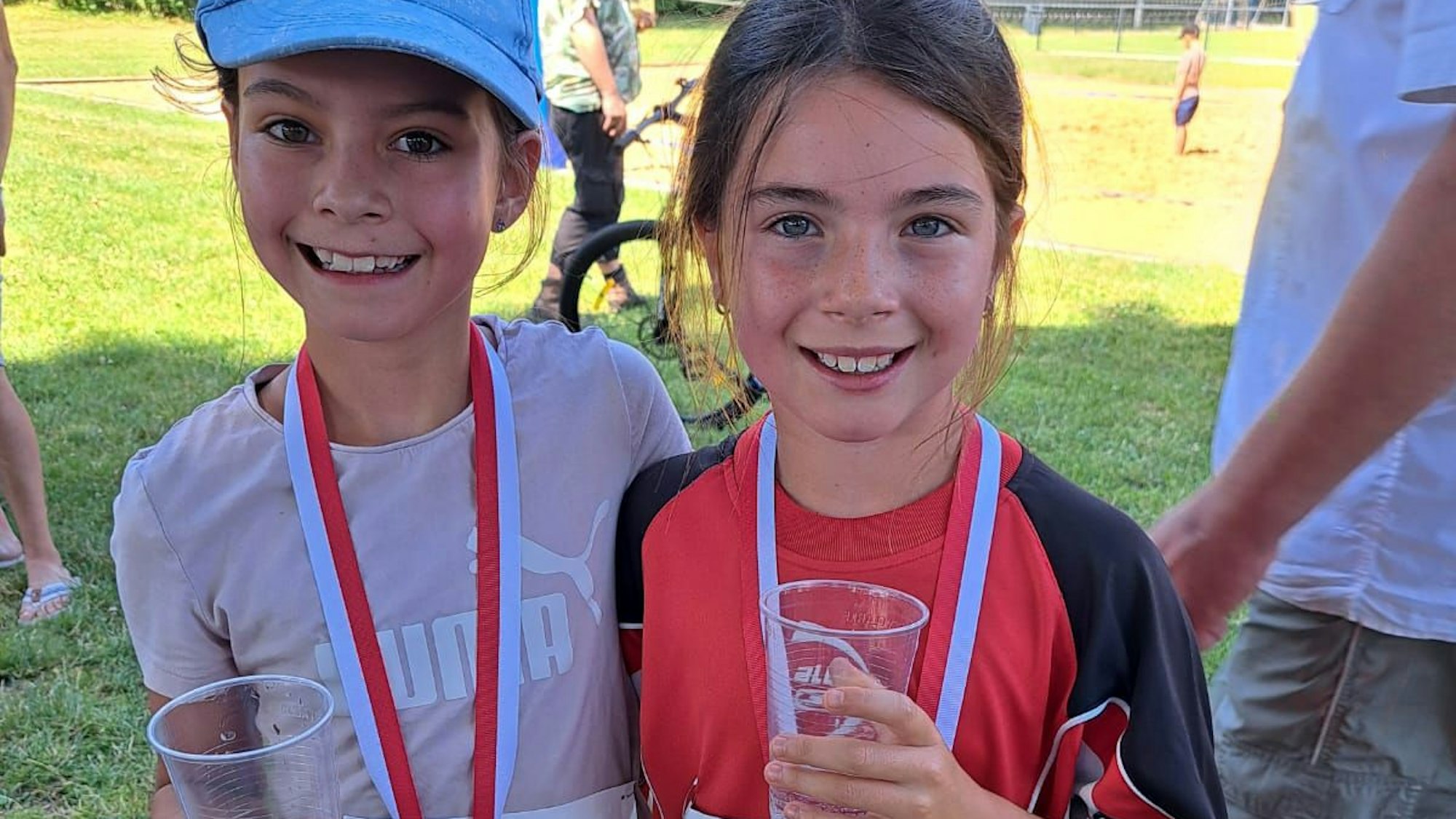 Zu sehen sind Luise Seybold (l.) und Romy Görtz.