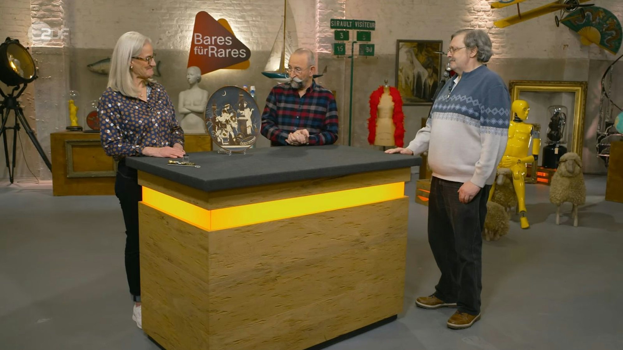Ein Wandteller, vererbt von der Schwiegermutter, stand zu Verkauf. Das dekorative Stück von Villeroy & Boch stammte aus dem Jahr 1895. Friederike Werner schätzte ihn auf 200 bis 250 Euro. (Bild: ZDF)
