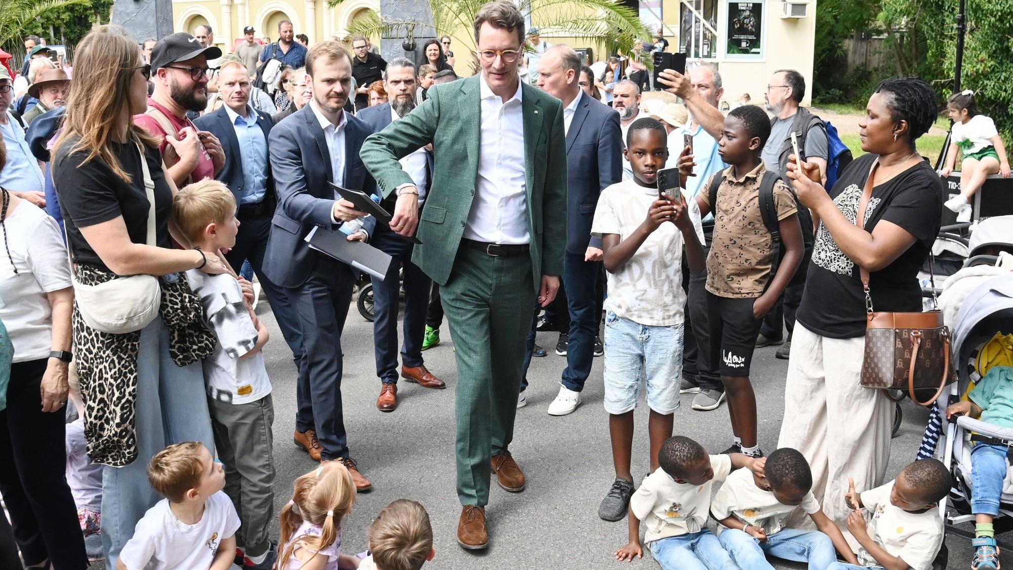 22.07.2025 Köln. Ministerpräsident Hendrik Wüst besucht die 165-Jahr-Feier des KölnerZoo und begleitet das Richtfest der neuen Giraffenanlage (11:15 Uhr). Im Anschluss trifft er Ehrenpatenkinder und ihre Familien im Kölner Zoo (12:30 Uhr). Wüst übernimmt als Ministerpräsident die Ehrenpatenschaft für die Drillinge, Vierlinge und Mehrlinge, die in Nordrhein-Westfalen geboren wurden. Foto: Alexander Schwaiger