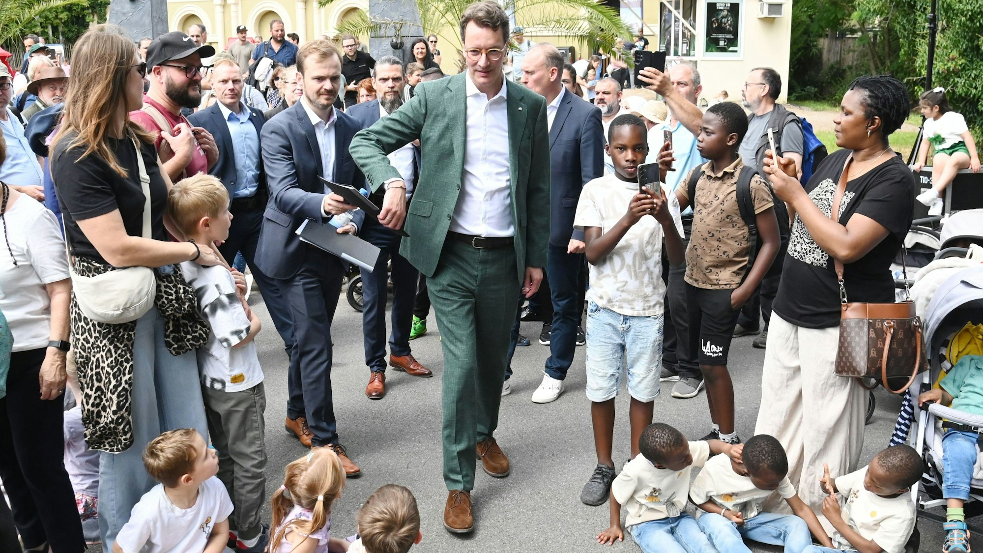 22.07.2025 Köln. Ministerpräsident Hendrik Wüst besucht die 165-Jahr-Feier des KölnerZoo und begleitet das Richtfest der neuen Giraffenanlage (11:15 Uhr). Im Anschluss trifft er Ehrenpatenkinder und ihre Familien im Kölner Zoo (12:30 Uhr). Wüst übernimmt als Ministerpräsident die Ehrenpatenschaft für die Drillinge, Vierlinge und Mehrlinge, die in Nordrhein-Westfalen geboren wurden. Foto: Alexander Schwaiger