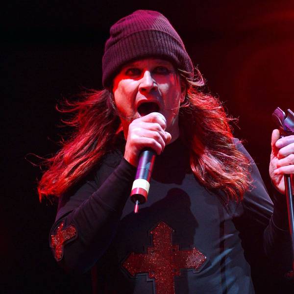 ARCHIV - 25.05.2002, Großbritannien, Donnington: Ozzy Osbourne bei einem Auftritt auf der Bühne seines jährlichen Rockmusikfestivals Ozzfest im Donnington Park in Leicestershire. Der Frontmann von Black Sabbath ist im Alter von 76 Jahren gestorben. Foto: Yui Mok/PA Wire/dpa +++ dpa-Bildfunk +++