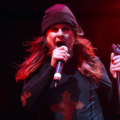 ARCHIV - 25.05.2002, Großbritannien, Donnington: Ozzy Osbourne bei einem Auftritt auf der Bühne seines jährlichen Rockmusikfestivals Ozzfest im Donnington Park in Leicestershire. Der Frontmann von Black Sabbath ist im Alter von 76 Jahren gestorben. Foto: Yui Mok/PA Wire/dpa +++ dpa-Bildfunk +++