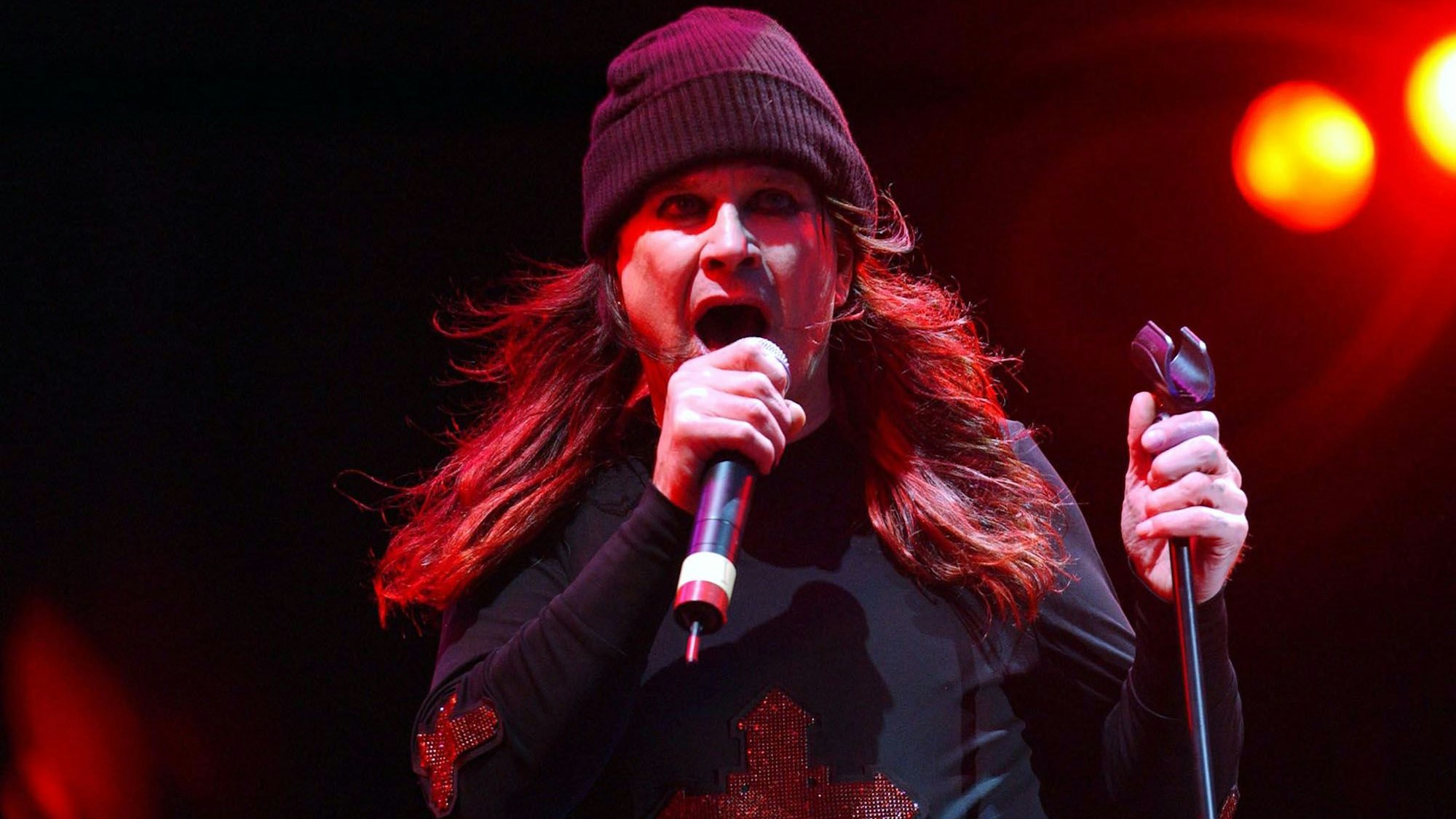 ARCHIV - 25.05.2002, Großbritannien, Donnington: Ozzy Osbourne bei einem Auftritt auf der Bühne seines jährlichen Rockmusikfestivals Ozzfest im Donnington Park in Leicestershire. Der Frontmann von Black Sabbath ist im Alter von 76 Jahren gestorben. Foto: Yui Mok/PA Wire/dpa +++ dpa-Bildfunk +++