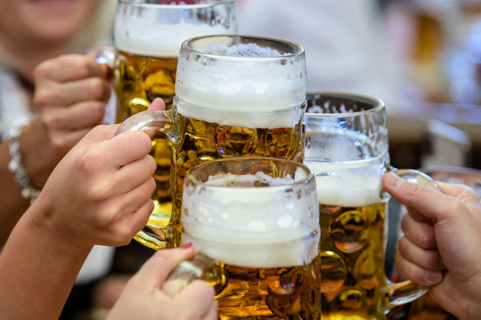 Bier mag in Deutschland einen hohen Stellenwert haben, bei der Produktion hat die Bundesrepublik ihren Platz in den weltweiten Top-5 aber eingebüßt. (Archivbild)