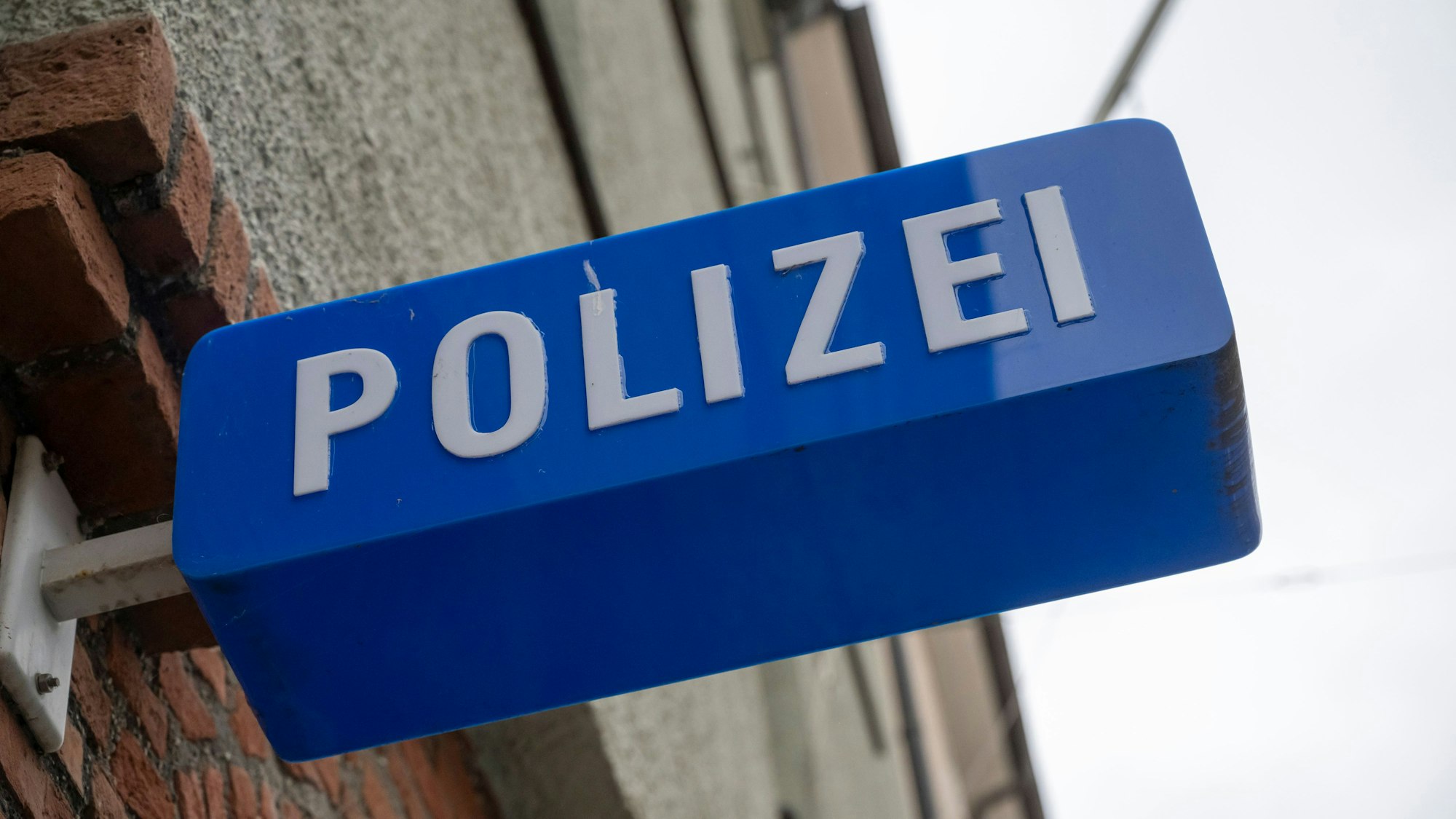 Ein Schild hängt am Eingang zu einer Polizeiinspektion. (Archivbild)