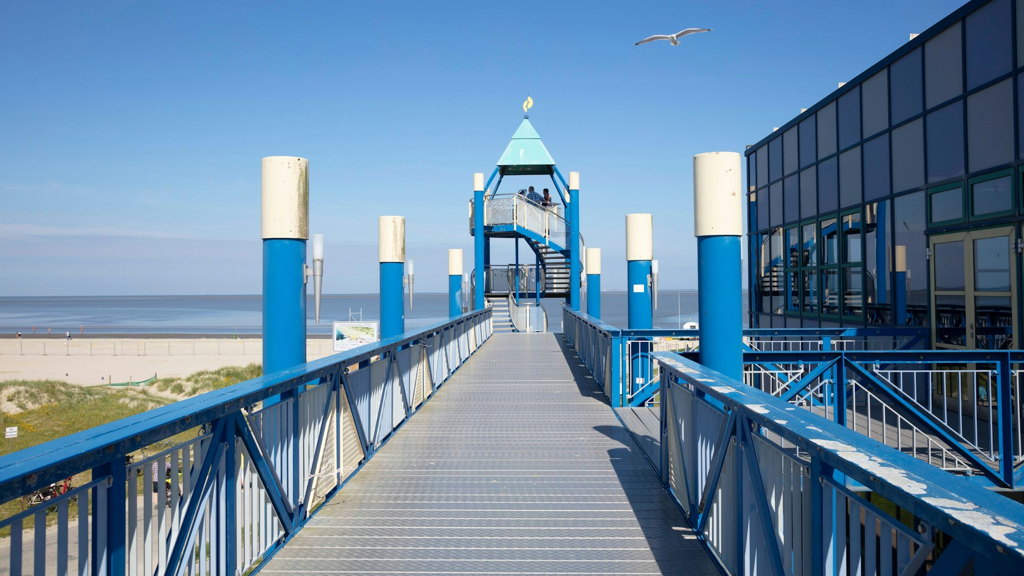 Steg und Aussichtsturm in Norddeich, Norden, Ostfriesland, Niedersachsen, Deutschland. (Archivbild)
