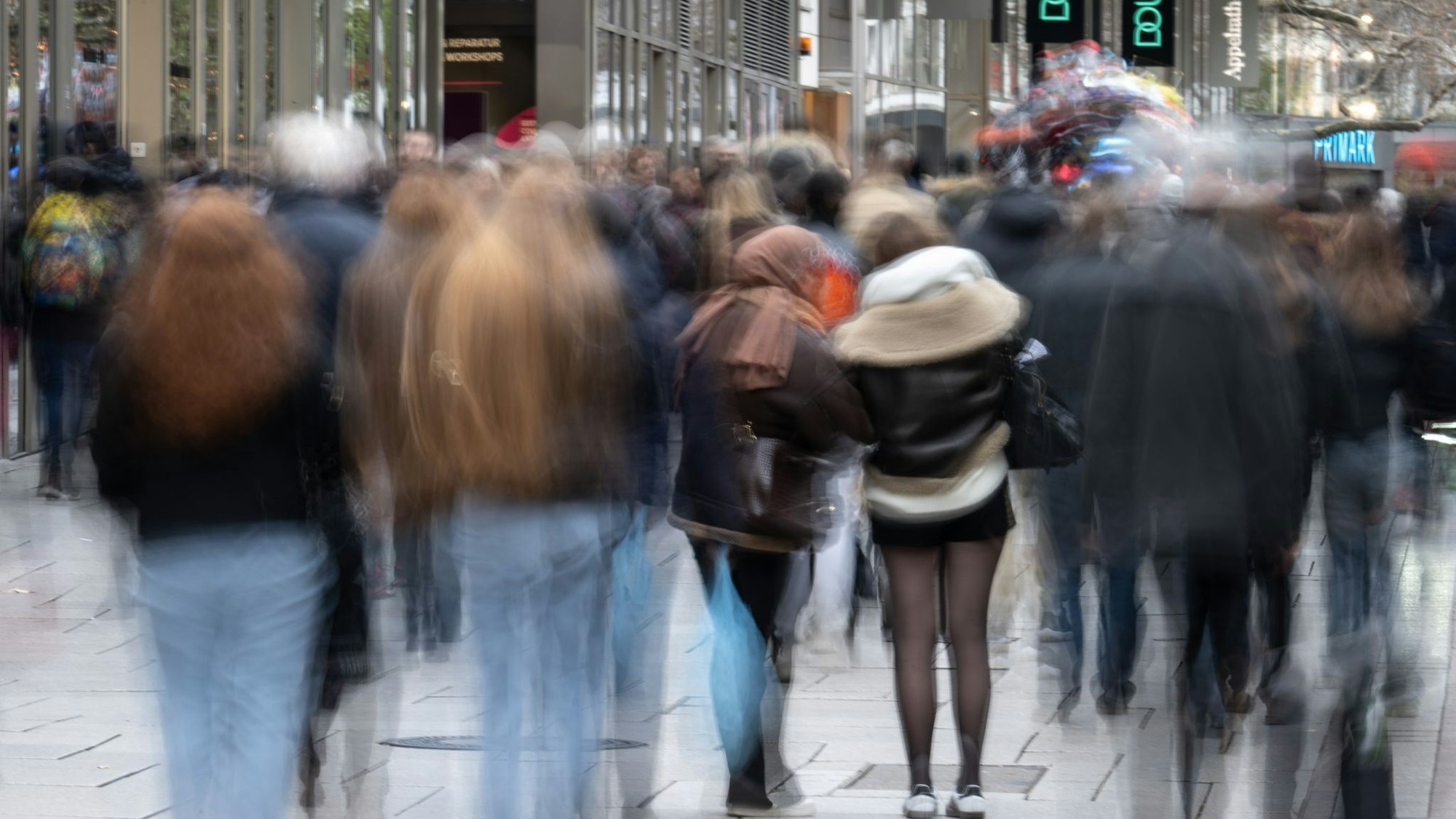Aus dem Elternhaus zieht der Durchschnittsmensch mit fast 24 Jahren aus. (Symbolbild)