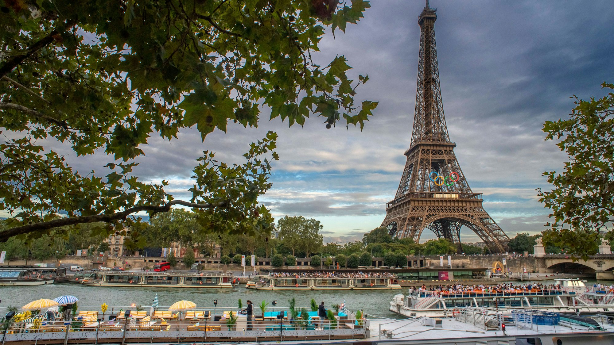 Aufnahme des ikonischen Eiffelturms in Paris. Die „Stadt der Liebe“ ist von Köln aus in drei Stunden erreichbar.