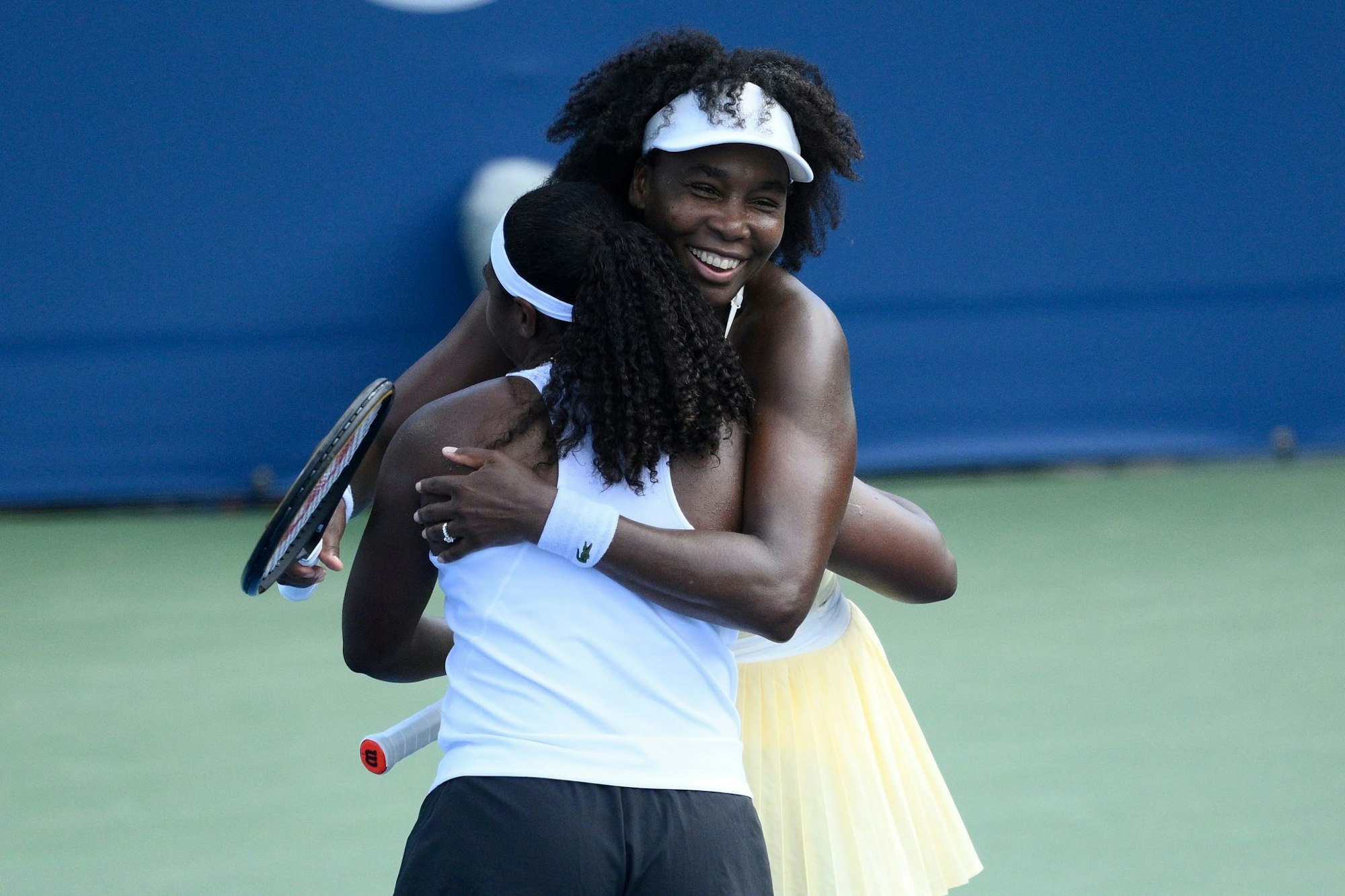 Jubelte über einen Sieg beim Comeback: Venus Williams (r) mit Partnerin Hailey Baptiste.