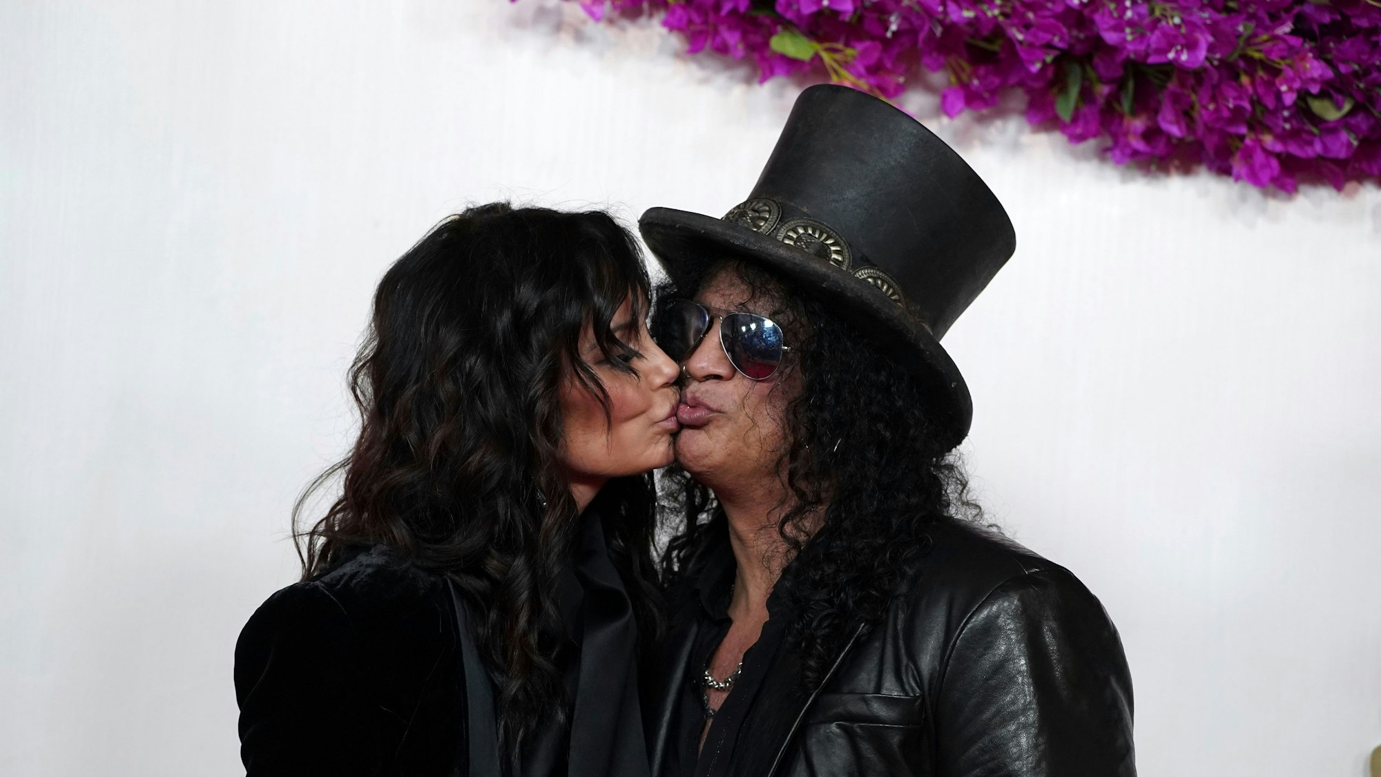 Meegan Hodges (l) und Slash kommen zur Oscar-Verleihung im Dolby Theatre in Los Angeles. (Archiv)