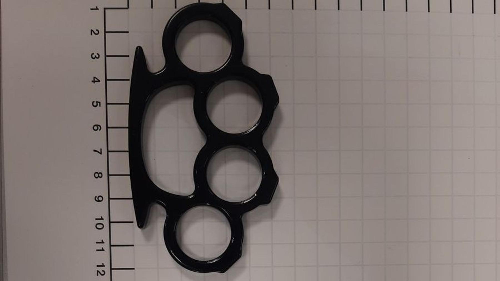 Diesen Schlagring fand die Bundespolizei am 9. Juli 2025 am Flughafen Köln/Bonn in einem Gepäckstück.