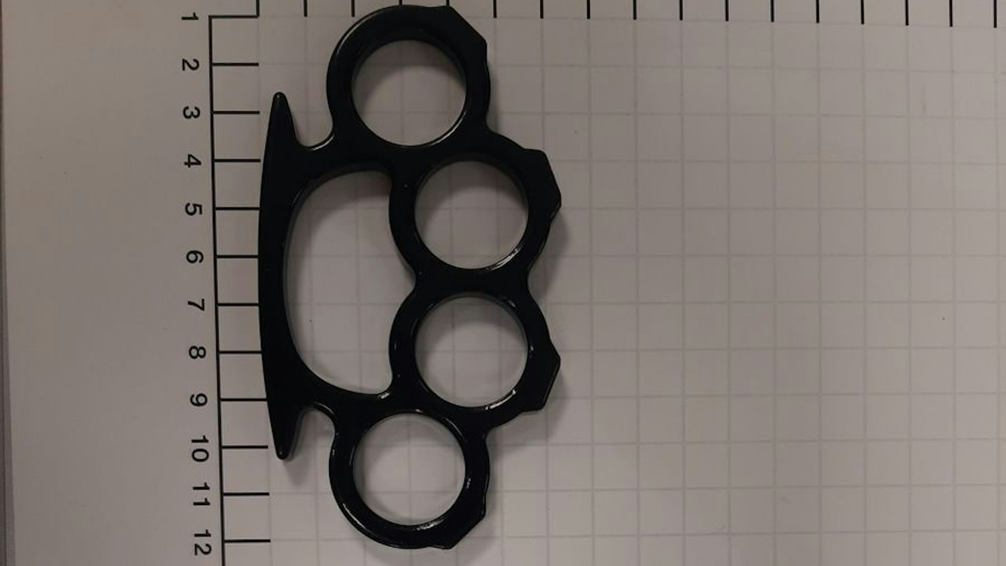 Diesen Schlagring fand die Bundespolizei am 9. Juli 2025 am Flughafen Köln/Bonn in einem Gepäckstück.