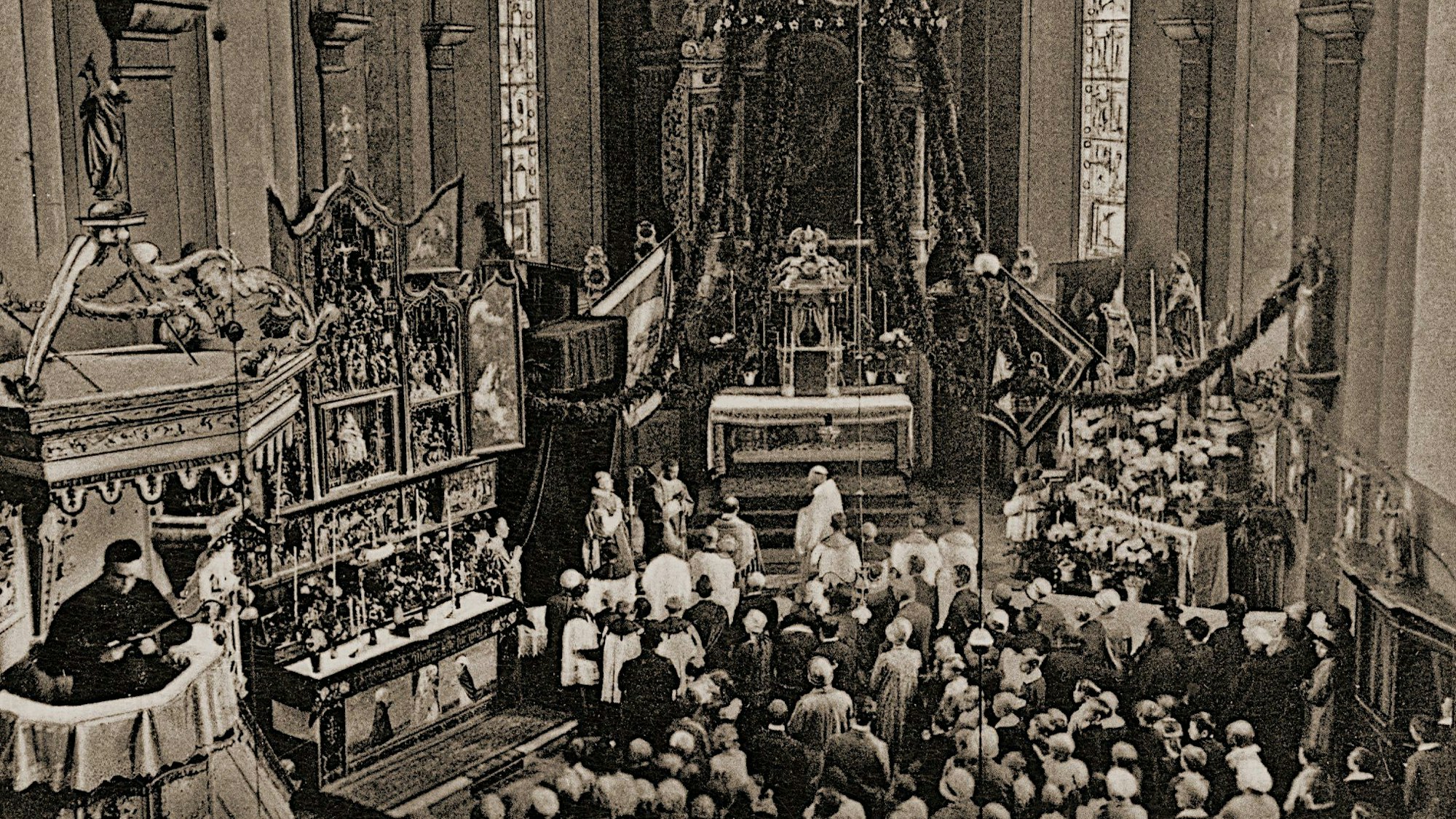 Die Postkarte aus dem Jahr 1904 zeigt das Foto eines Gottesdienstes in Heimbach.