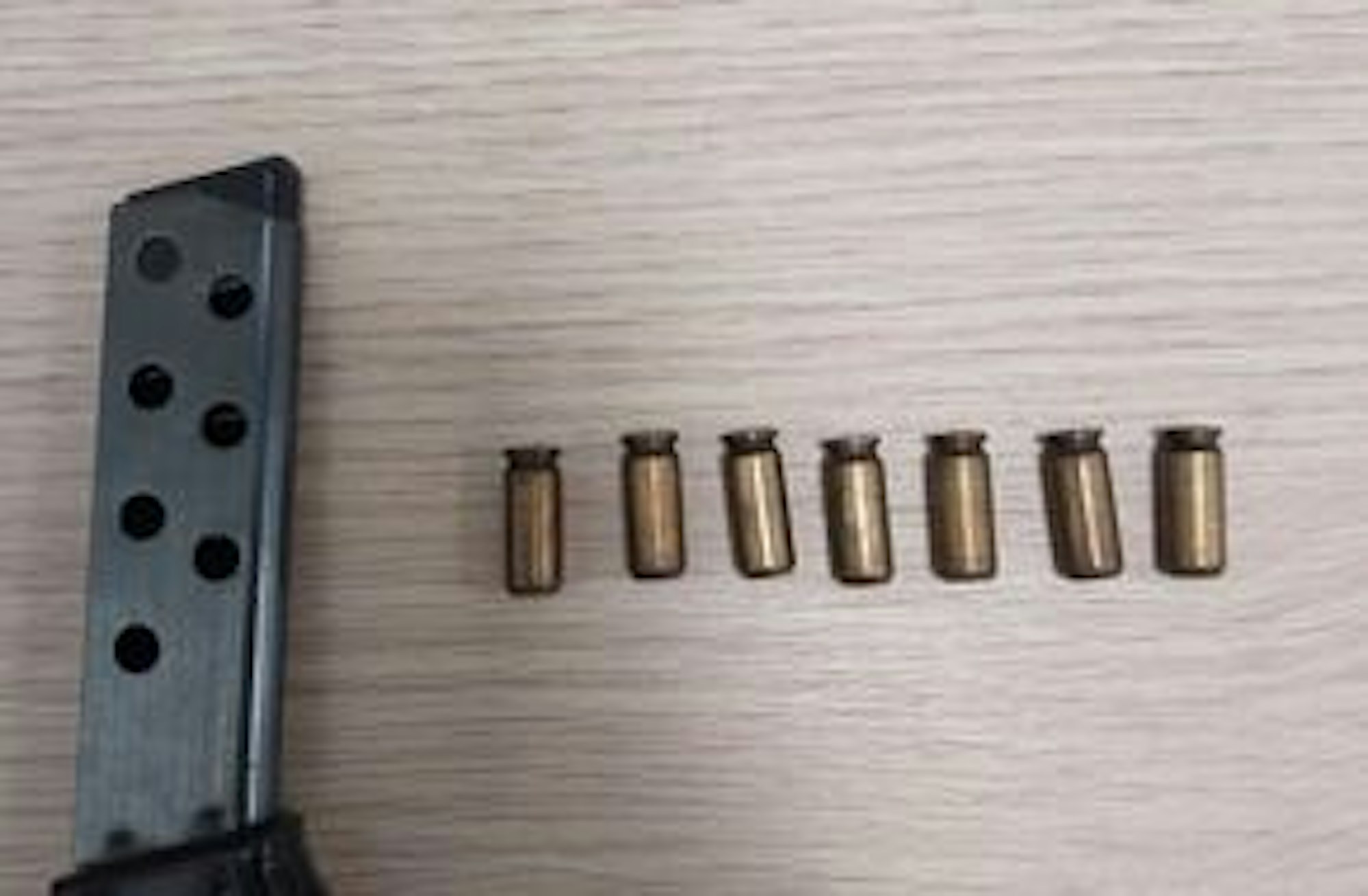 Eine Schreckschusswaffe samt Munition hat die Bundespolizei am 10. Juli 2025 am Flughafen Köln/Bonn sichergestellt.