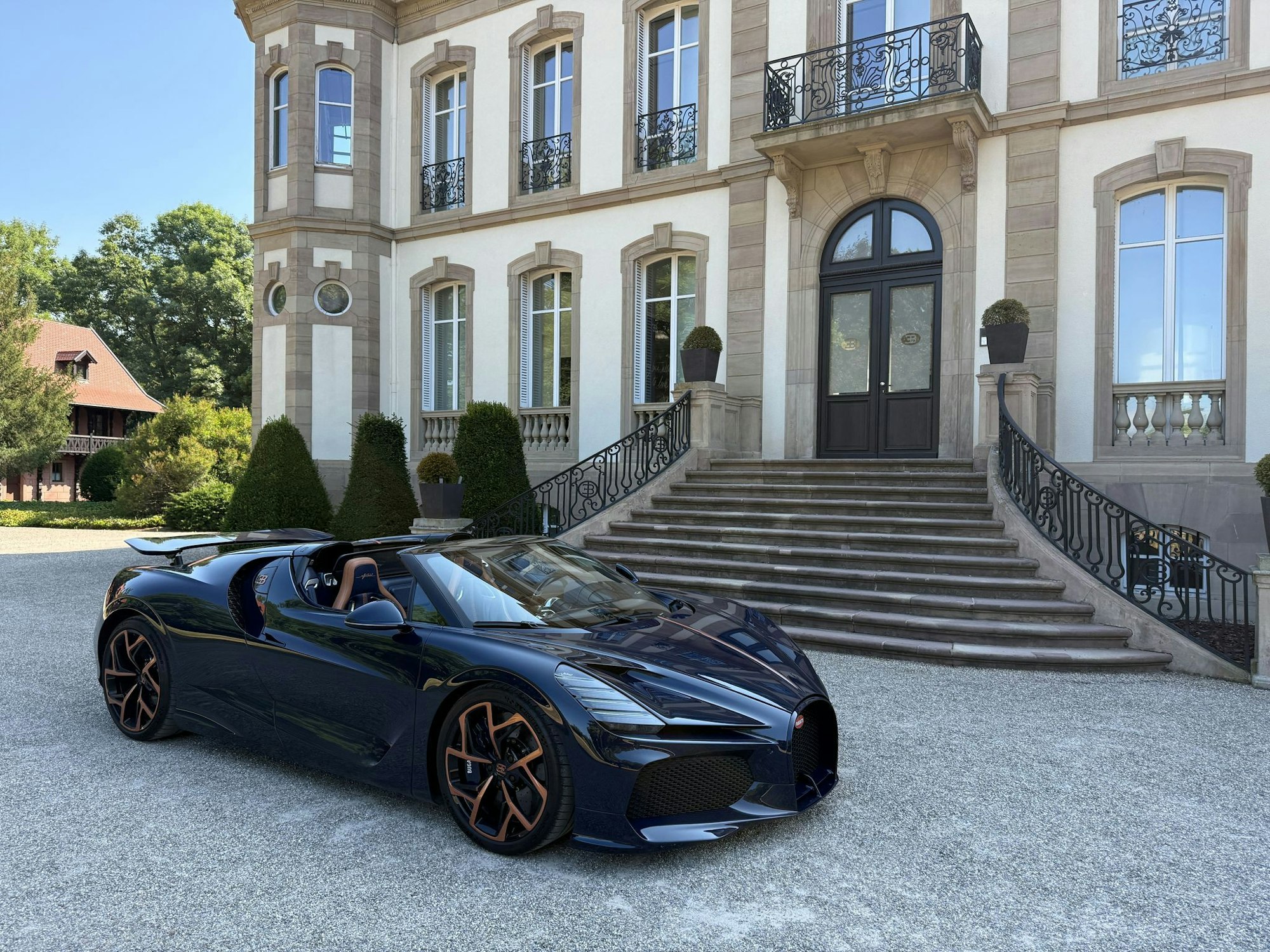 Von 0 auf 100 km/h beschleunigt der Bugatti Mistral in 2,5 Sekunden und erreicht nur etwa zehn Sekunden später die 300 km/h-Marke.