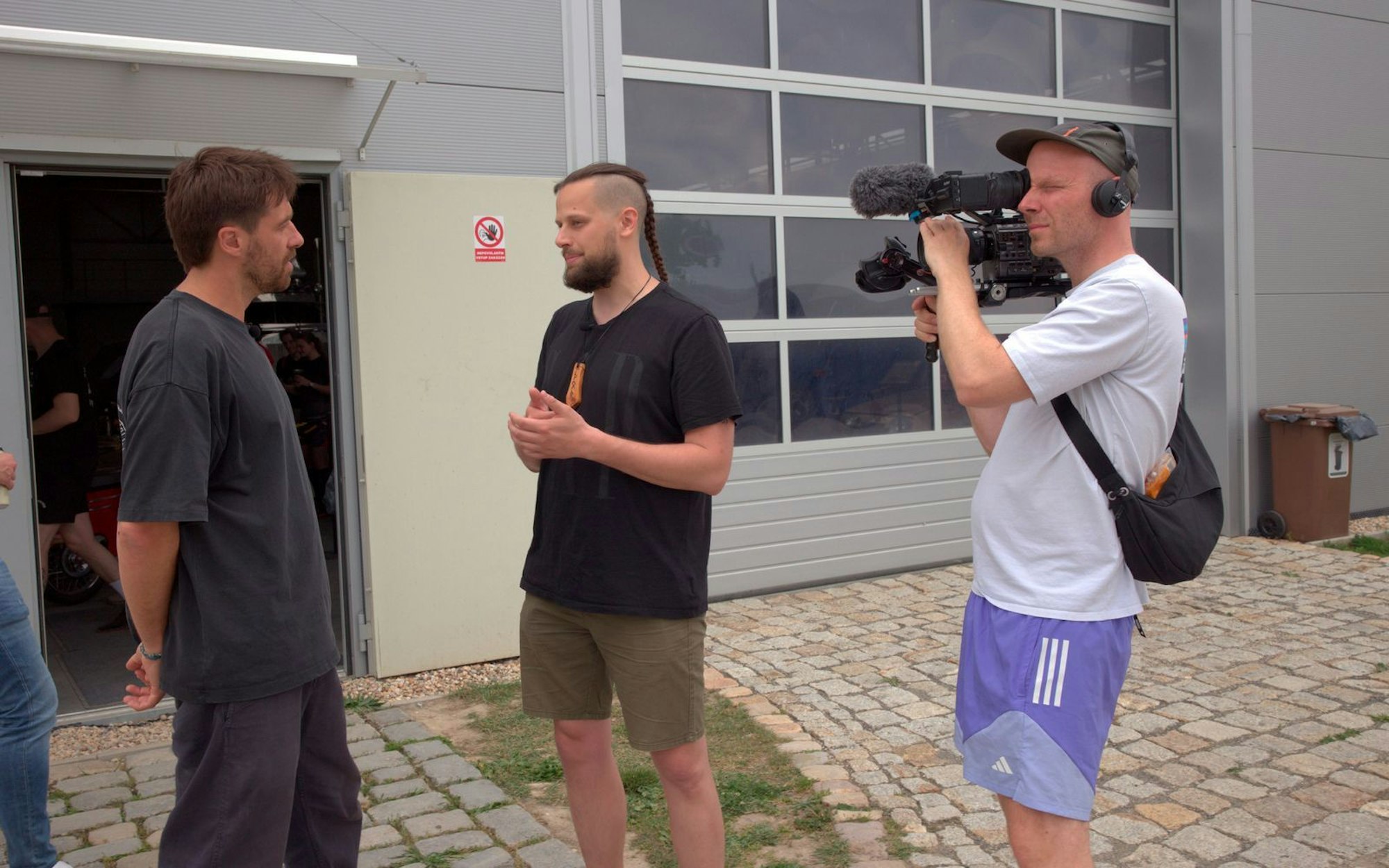 Der ARD-Journalist Frederik Fleig unterhält sich mit einem Veranstalter von Europas größter Agentur für Junggesellenabschiede. (Bild: MDR/Michal Novotný)