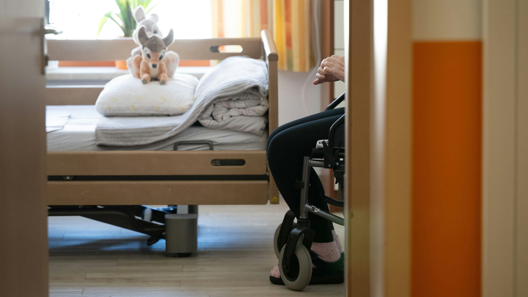 Marita S. fiel im Rollstuhl die Notausgangstreppe hinunter. Zwei Wochen später starb sie im Krankenhaus (Symbolbild).