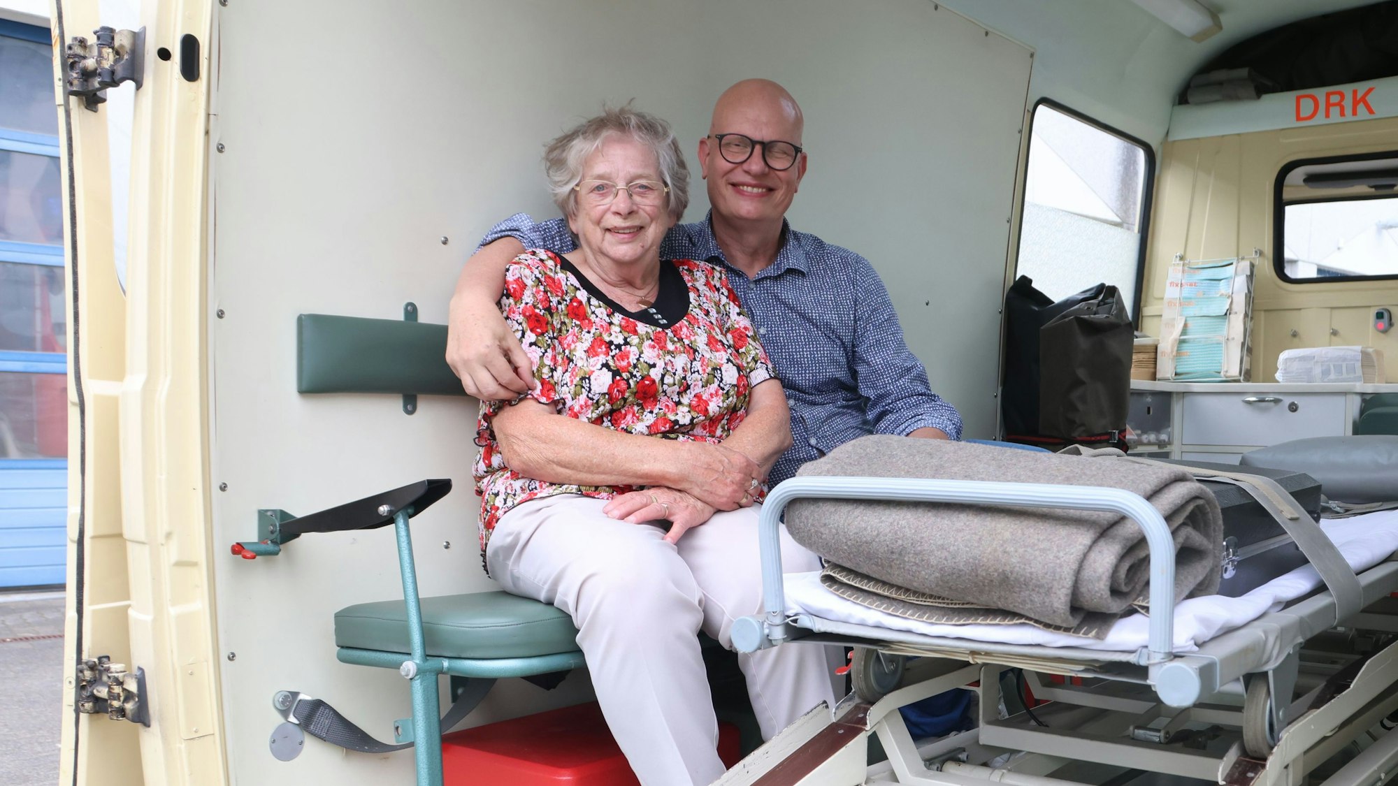 Christel Rademacher und Michael Nixdorf im Transportraum des Dü-Do.