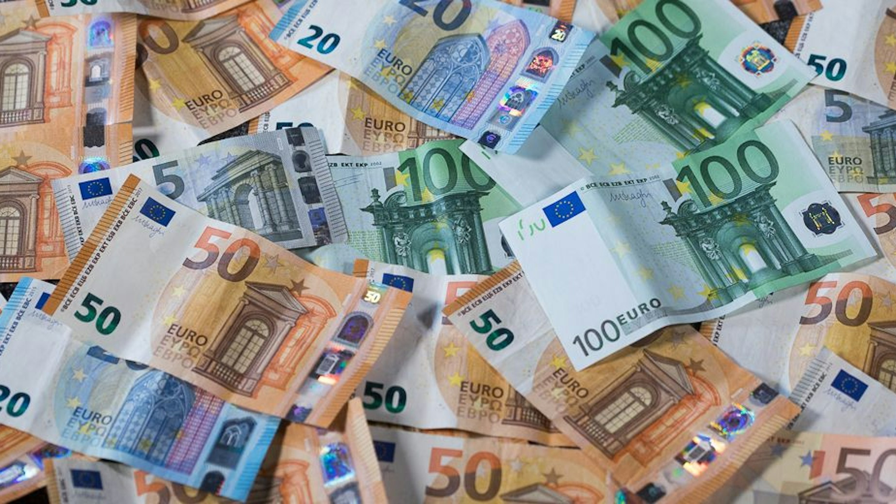 Zu sehen sind Euro-Geldscheine mit unterschiedlichen Werten.