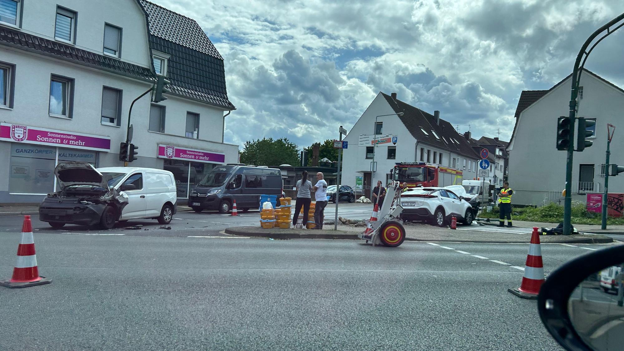 Ein Toyota war am Dienstag erst mit einem VW zusammen geprallt. Dann überfuhr er eine Ampel an der Kreuzung Lützenkirchener Straße/Quettinger Straße.