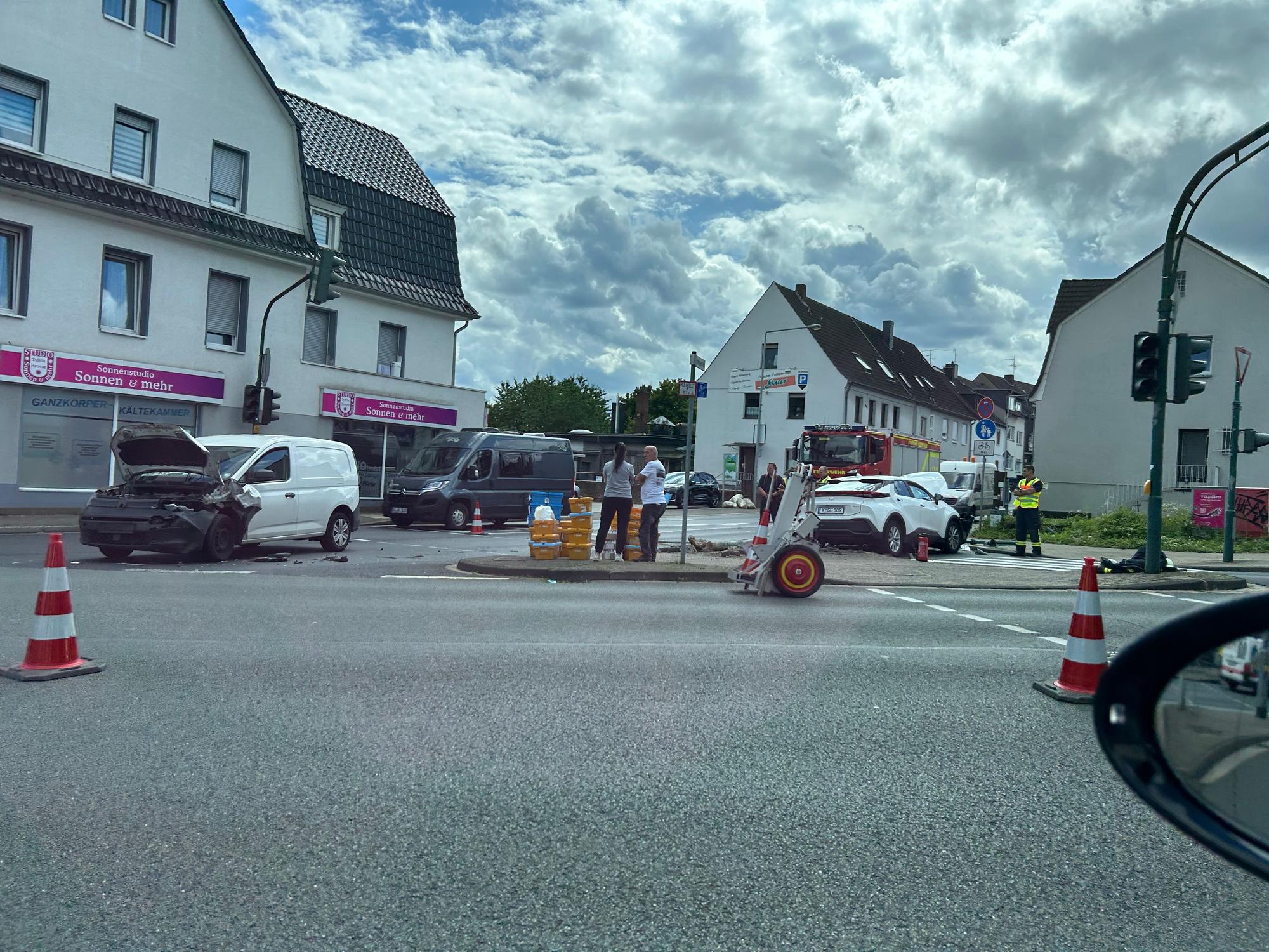 Der weiße VW Caddy (links) und der Toyota mussten abgeschleppt werden.
