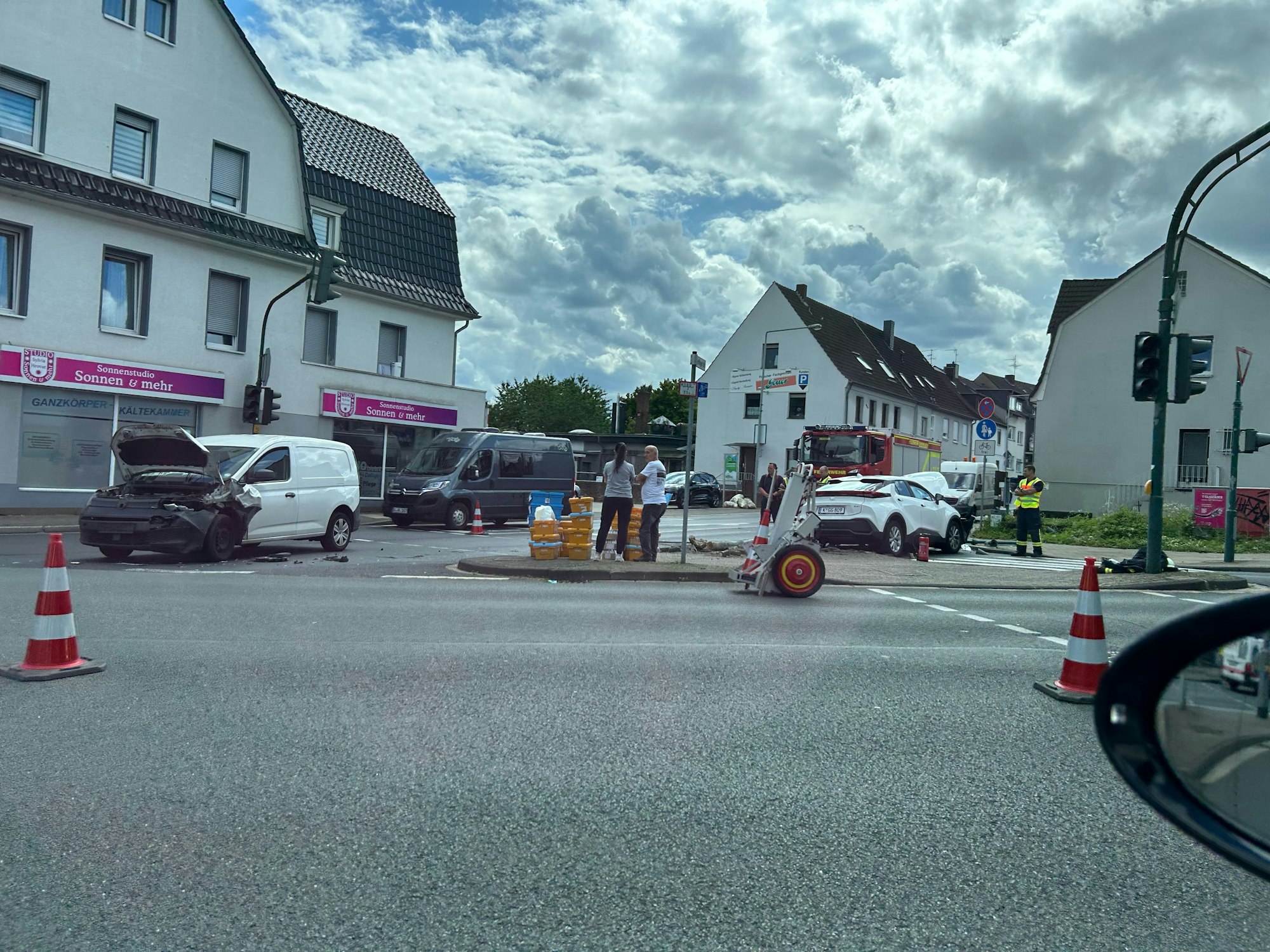 Der weiße VW Caddy (links) und der Toyota mussten abgeschleppt werden.