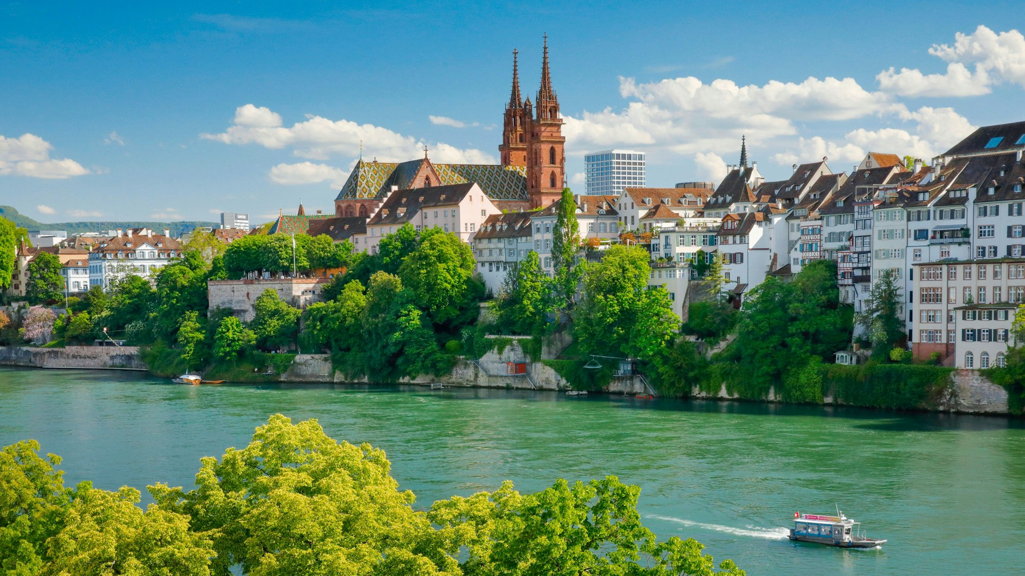 Basler Muenster inmitten der Basler Altstadt mit dem türkisfarbenen Rhein. Die Stadt in der Schweiz ist bei Kunstfans beliebt. (Archivbild)