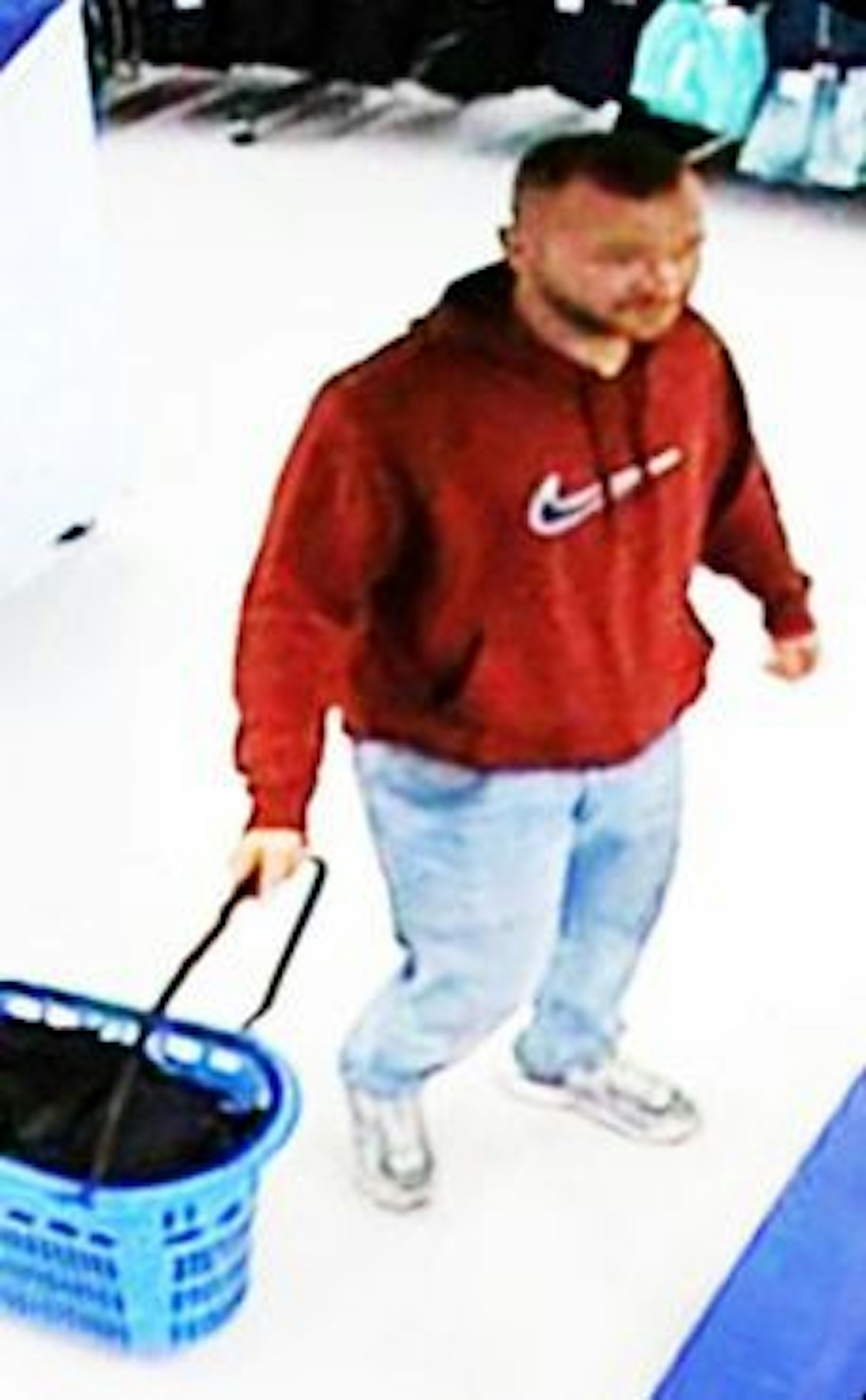 Der gesuchte Zeuge beim Einkauf in der Kölner Innenstadt