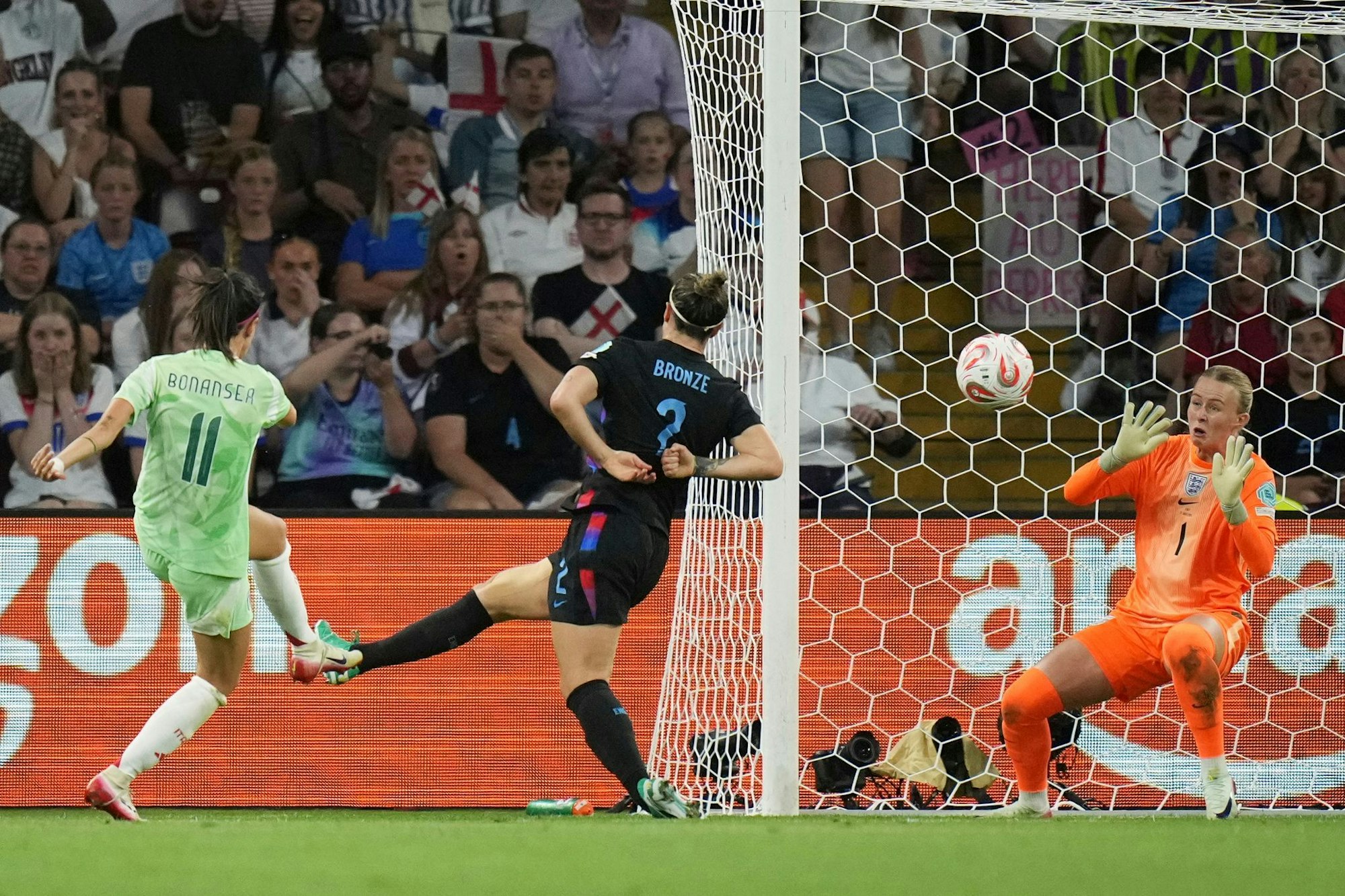 Wuchtiger Schuss: Barbara Bonansea trifft zum 1:0 für Italien.