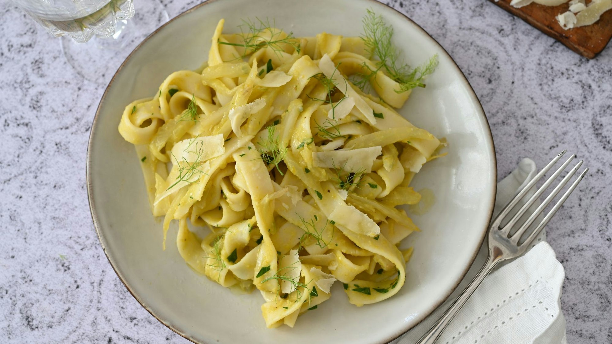 Wo sind die Dicken Bohnen hin? Sie wurden gekocht und püriert und erinnern an cremige Sahnesoße mit Fenchel, die die Pasta umhüllt.