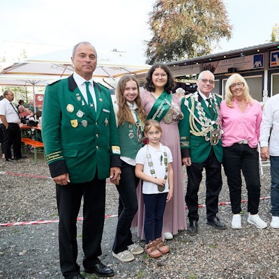 Nach den Schießwettbewerben der Schützen in Gemünd präsentieren sich die Sieger.