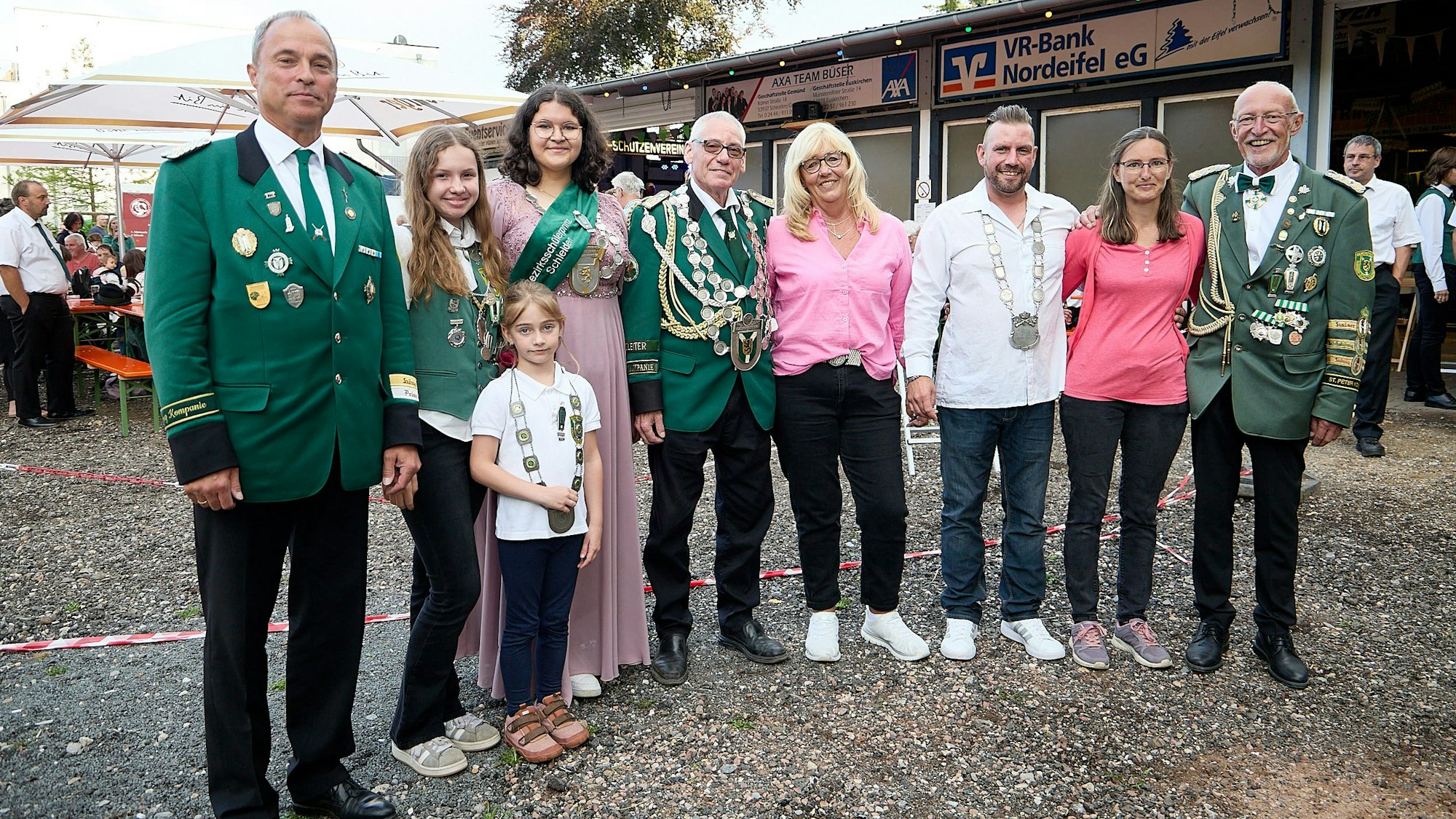 Nach den Schießwettbewerben der Schützen in Gemünd präsentieren sich die Sieger.