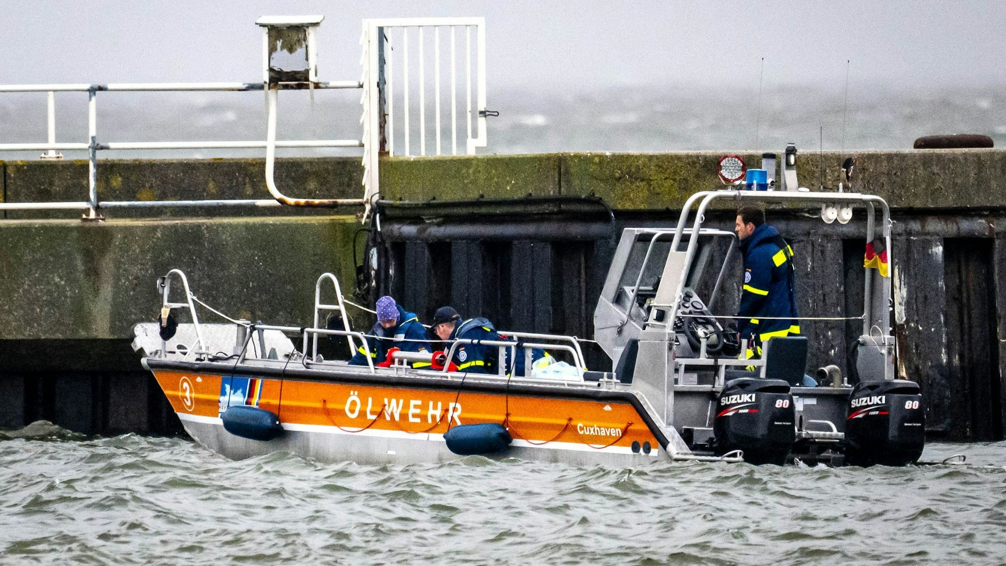 Ein spezielles Ölschiff ist im Einsatz.