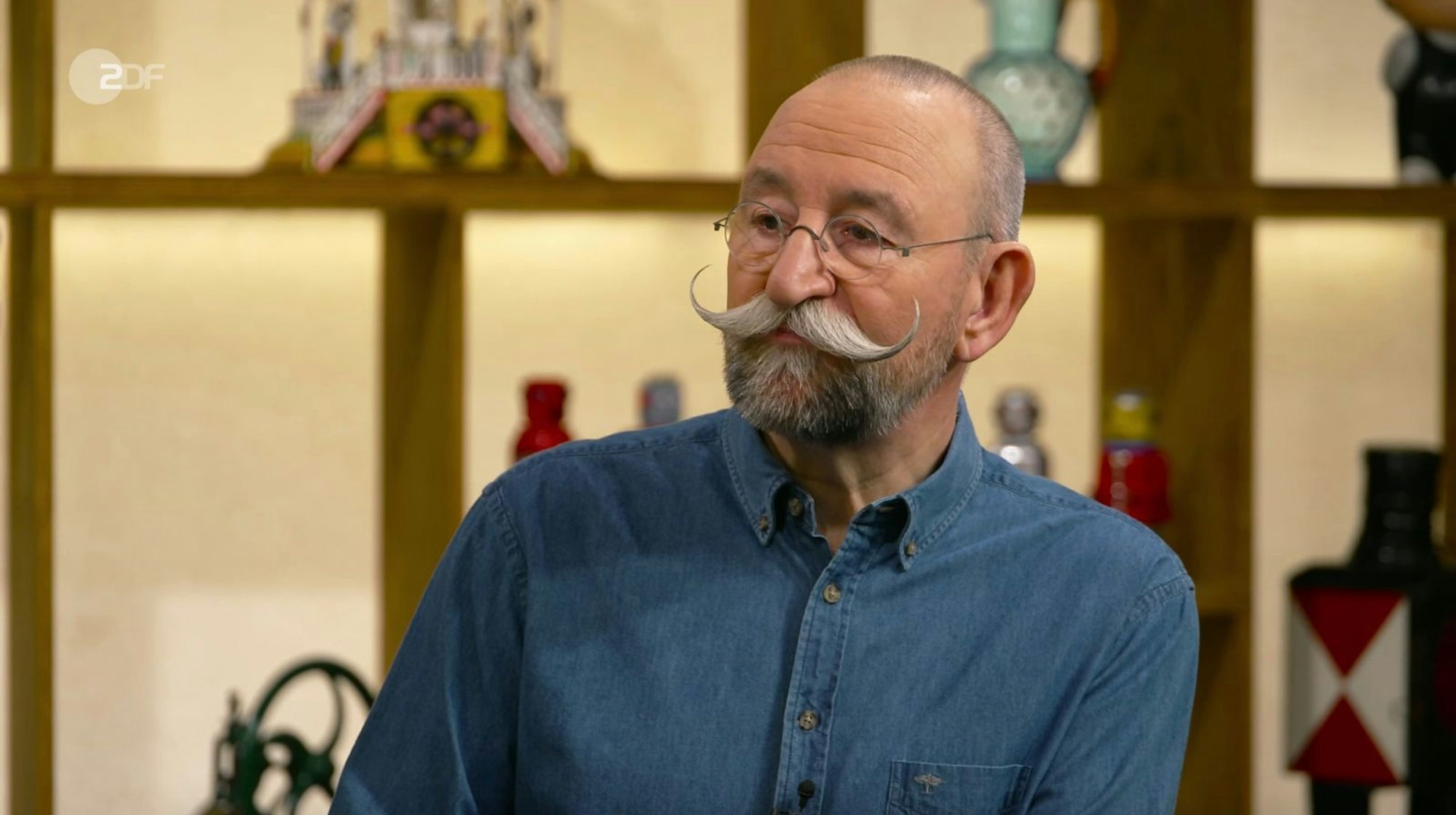Bei Horst Lichter in der Mittwochsausgabe der ZDF-Trödelshow „Bares für Rares“ hatte Verkäufer Uwe aus Leipzig „nicht allzu viel erwartet“, aber auf eine Überraschung gehofft. (Bild: ZDF)