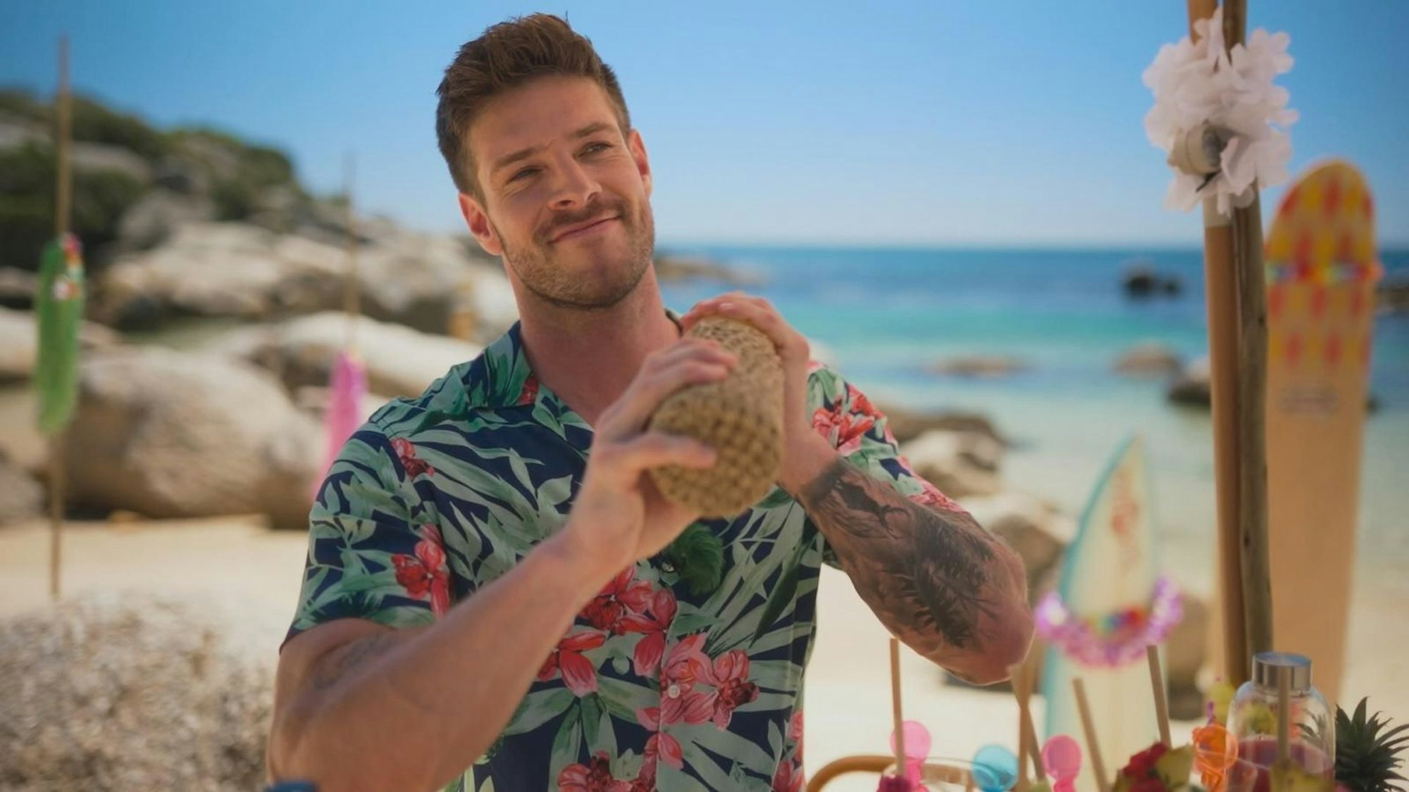 Bachelor Martin Braun lädt seine Ladys zur Strandparty. (Bild: RTL)