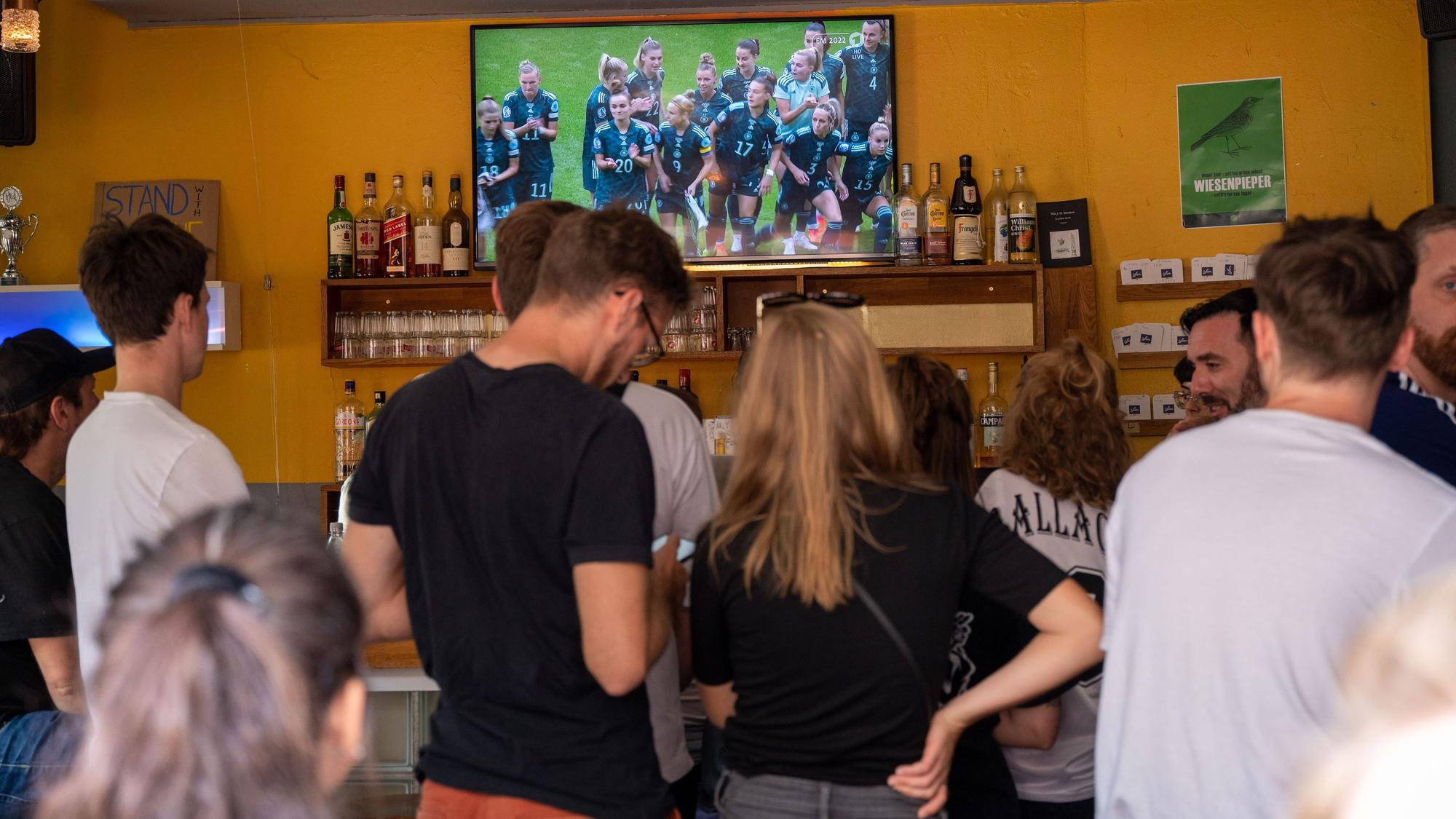 Die Fußballkneipe Gottes Grüne Wiese überträgt alle Partien der Fußball-Europameisterschaft der Frauen. (Archivbild)