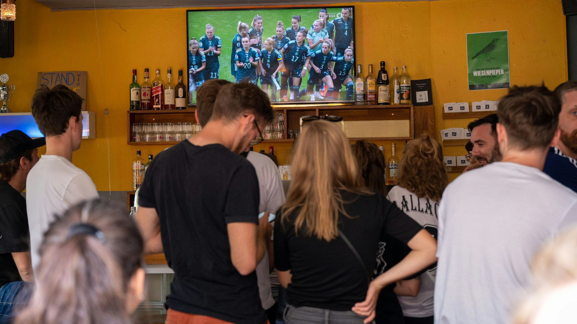 Die Fußballkneipe Gottes Grüne Wiese überträgt alle Partien der Fußball-Europameisterschaft der Frauen. (Archivbild)