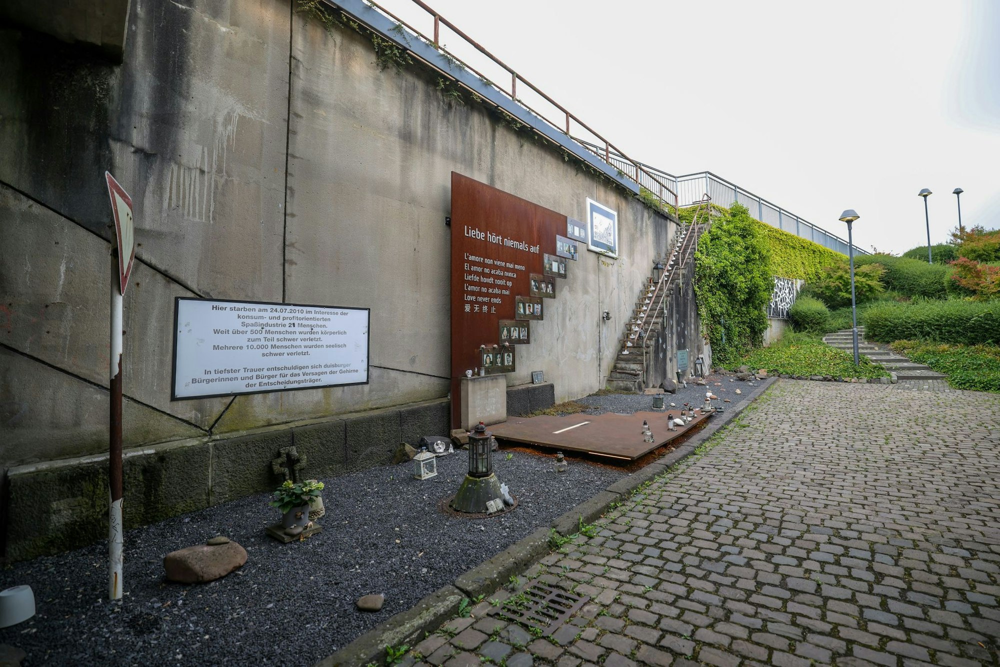 An der Rampe, an der vor 15 Jahren Hunderte Menschen im Gedränge verletzt wurden und 21 starben, steht heute eine Gedenkstelle.
