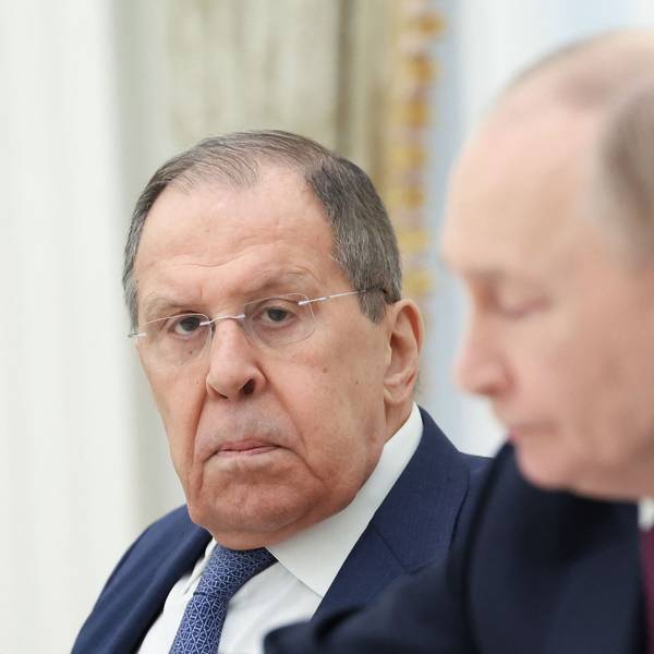 Russlands Außenminister Sergej Lawrow schaut in die Kamera. Im Vordergrund ist Kremlchef Wladimir Putin unscharf zu sehen. (Archivbild)